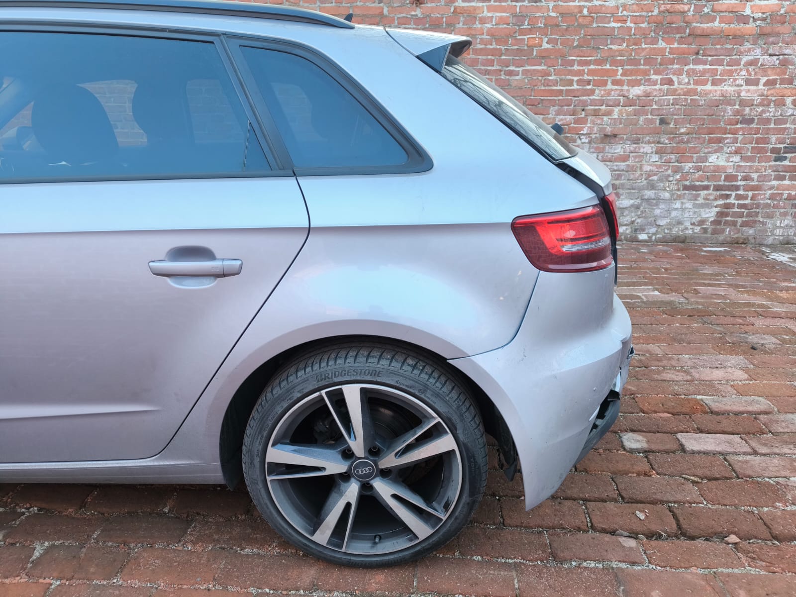 Beschädigtes Audi Heck nach Unfall vor Ziegelwand in Brandenburg an der Havel verkaufen