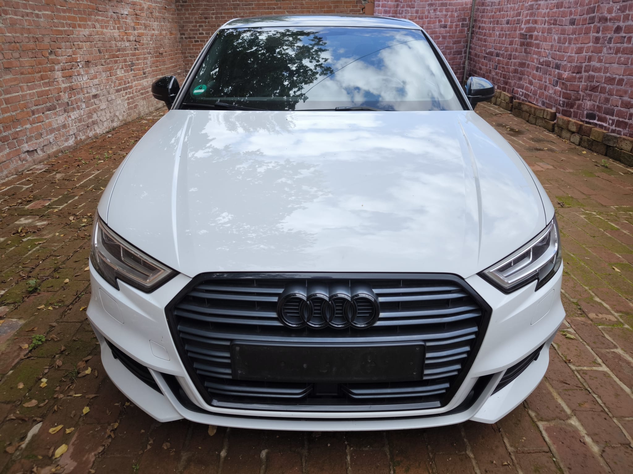 Weißer Audi A6 mit Getriebeschaden in Bremen verkaufen auf gepflastertem Hof