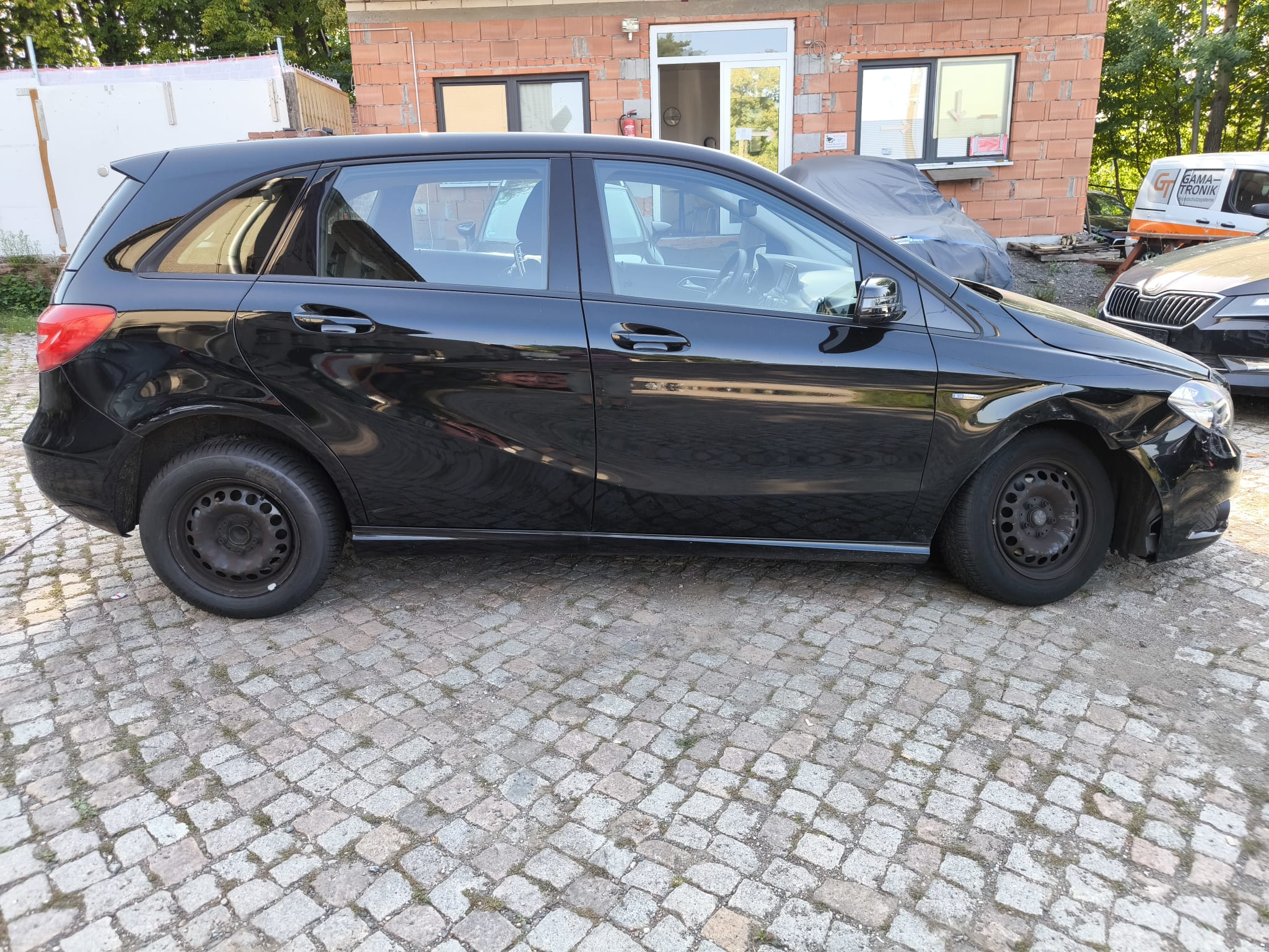 Beschädigte Mercedes B-Klasse vorne nach Unfall in Bremen an Autoankauf verkaufen