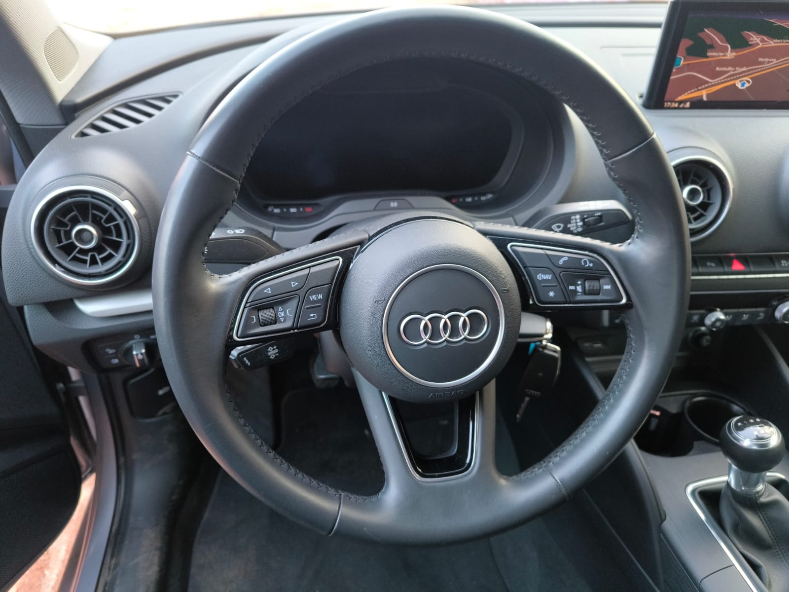 Moderner Innenraum eines Audi A3 mit Lenkrad und Navigationssystem für stressfreies Auto verkaufen in Bremerhaven