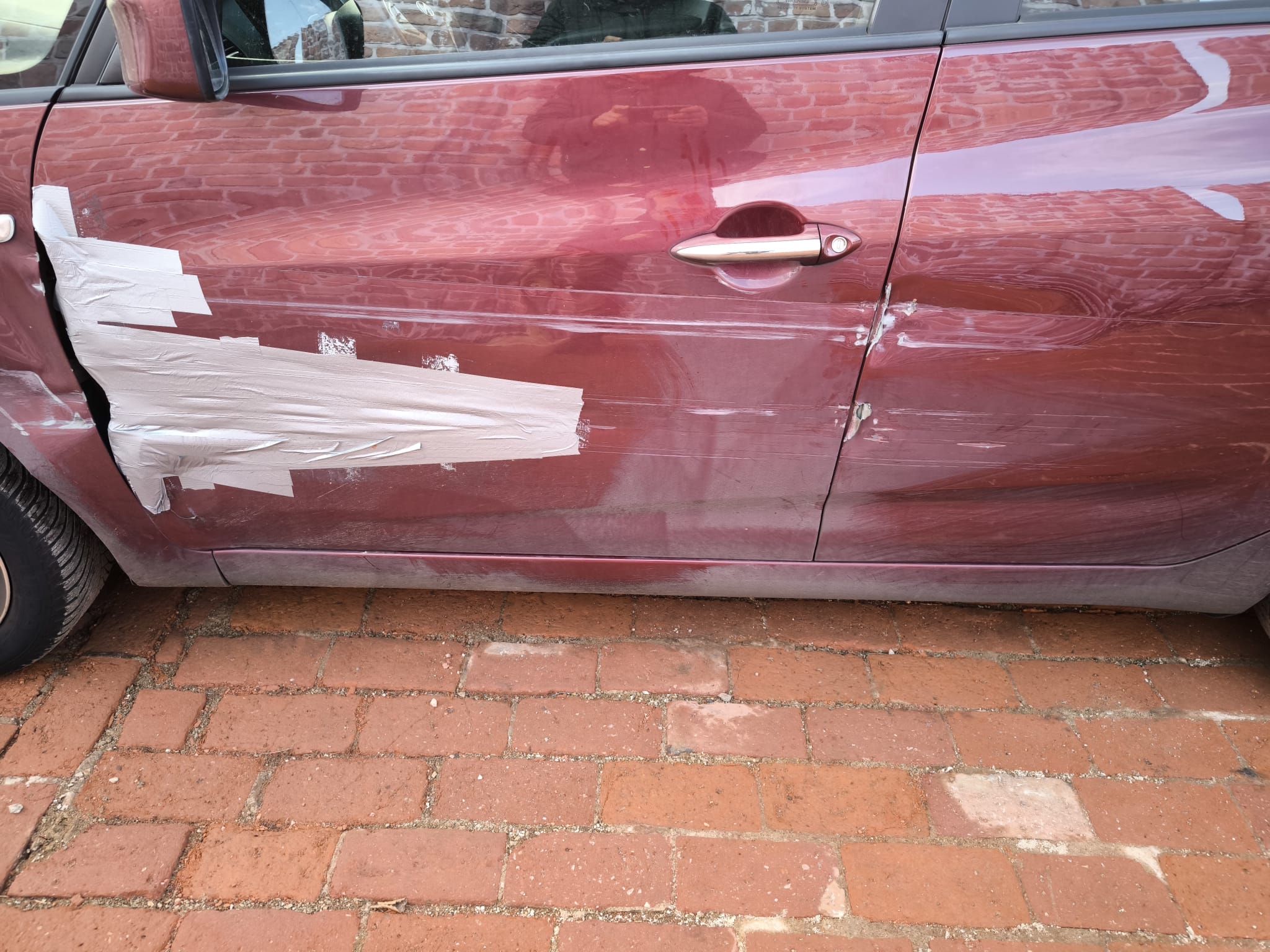 Unfallwagen mit starkem Seitenschaden und provisorischer Reparatur mit Klebeband in Bremerhaven verkaufen