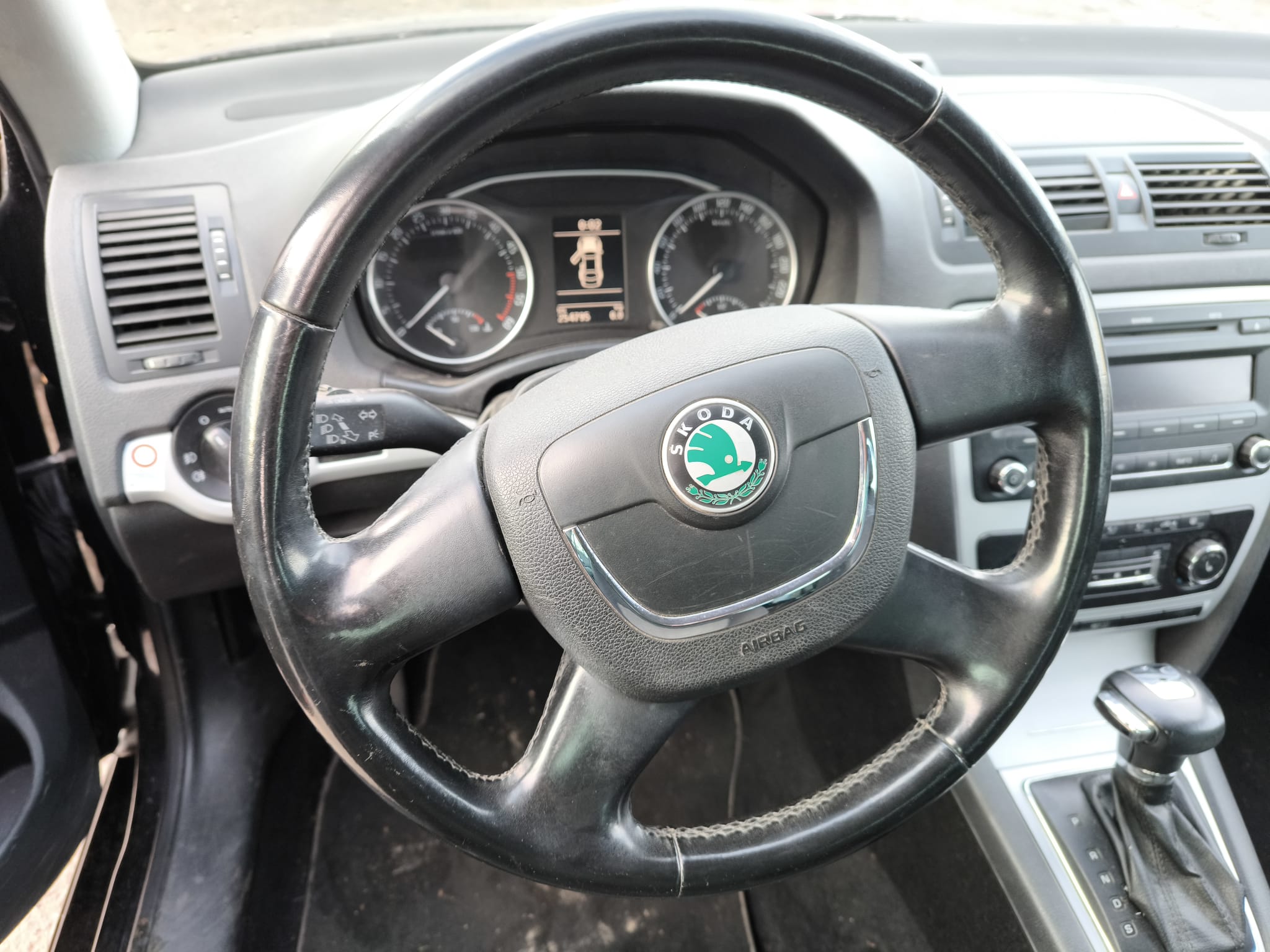 Skoda Innenraum mit Lenkrad und Automatikgetriebe eines bereits verkauften Fahrzeugs in Bruchsal verkaufen