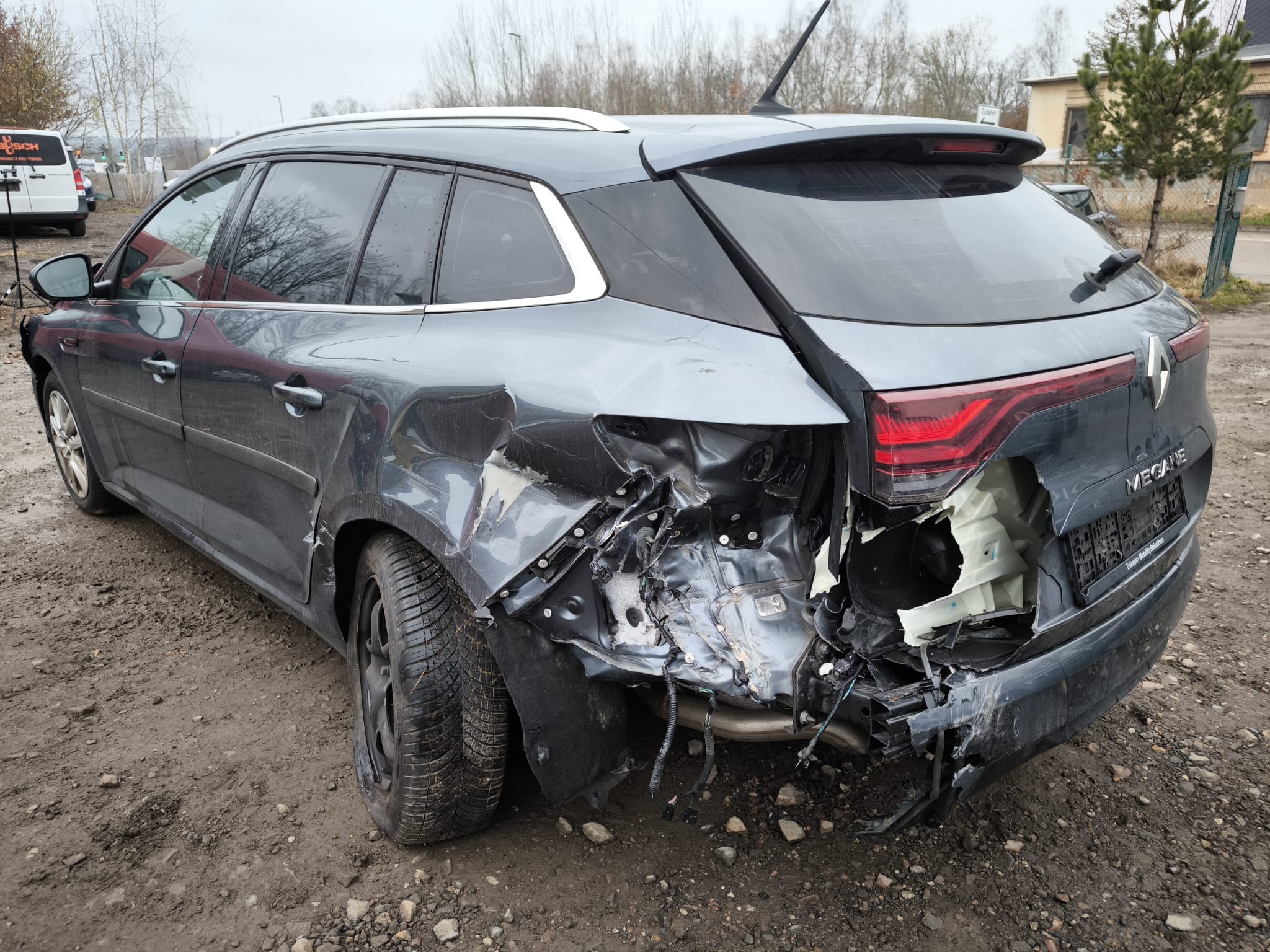 Schwer beschädigter Renault Megane nach Unfall auf Schotterplatz in Bruchsal verkaufen
