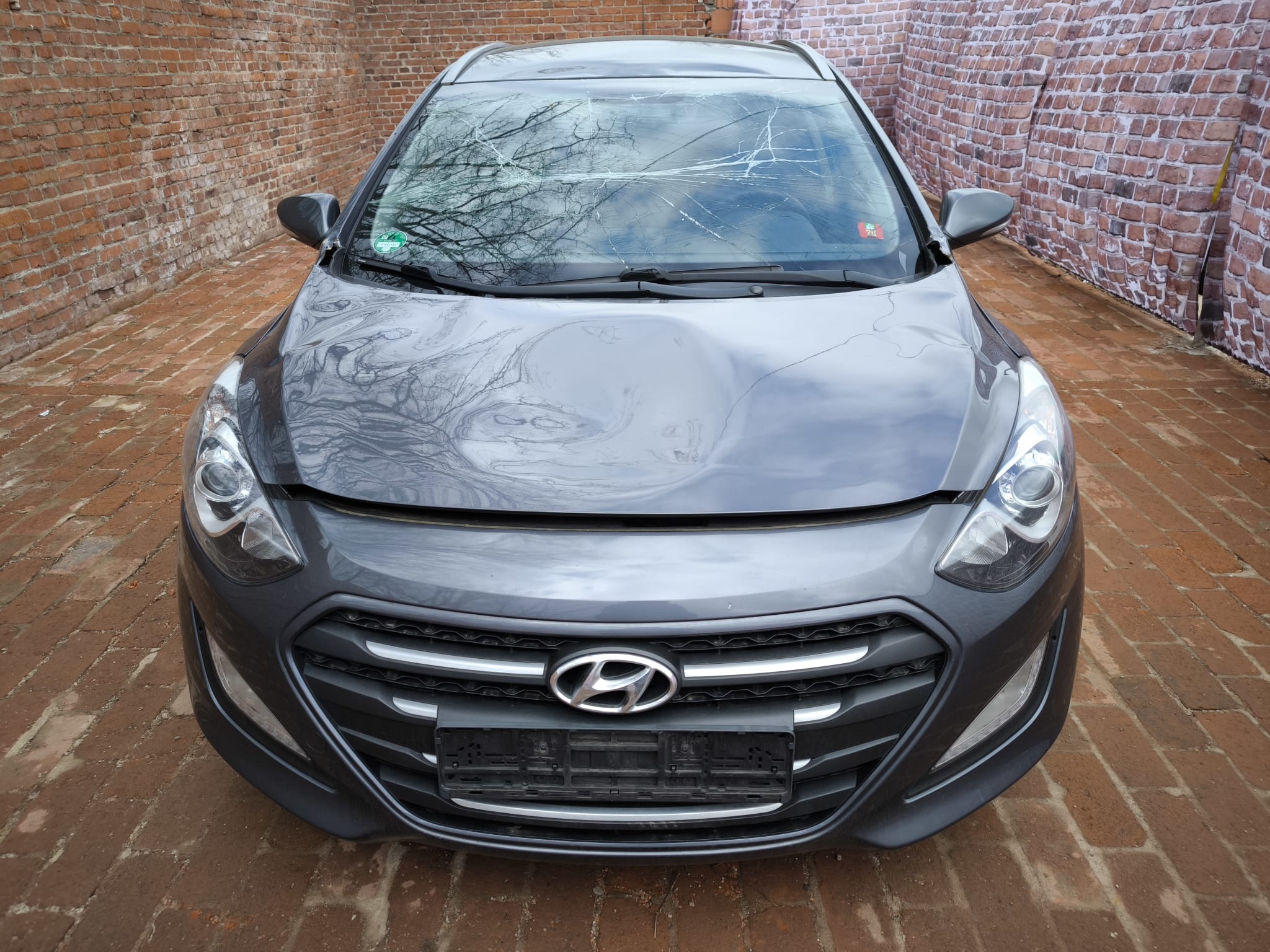 Beschädigter Hyundai nach Unfall von vorne in schmaler Gasse in Brühl verkaufen