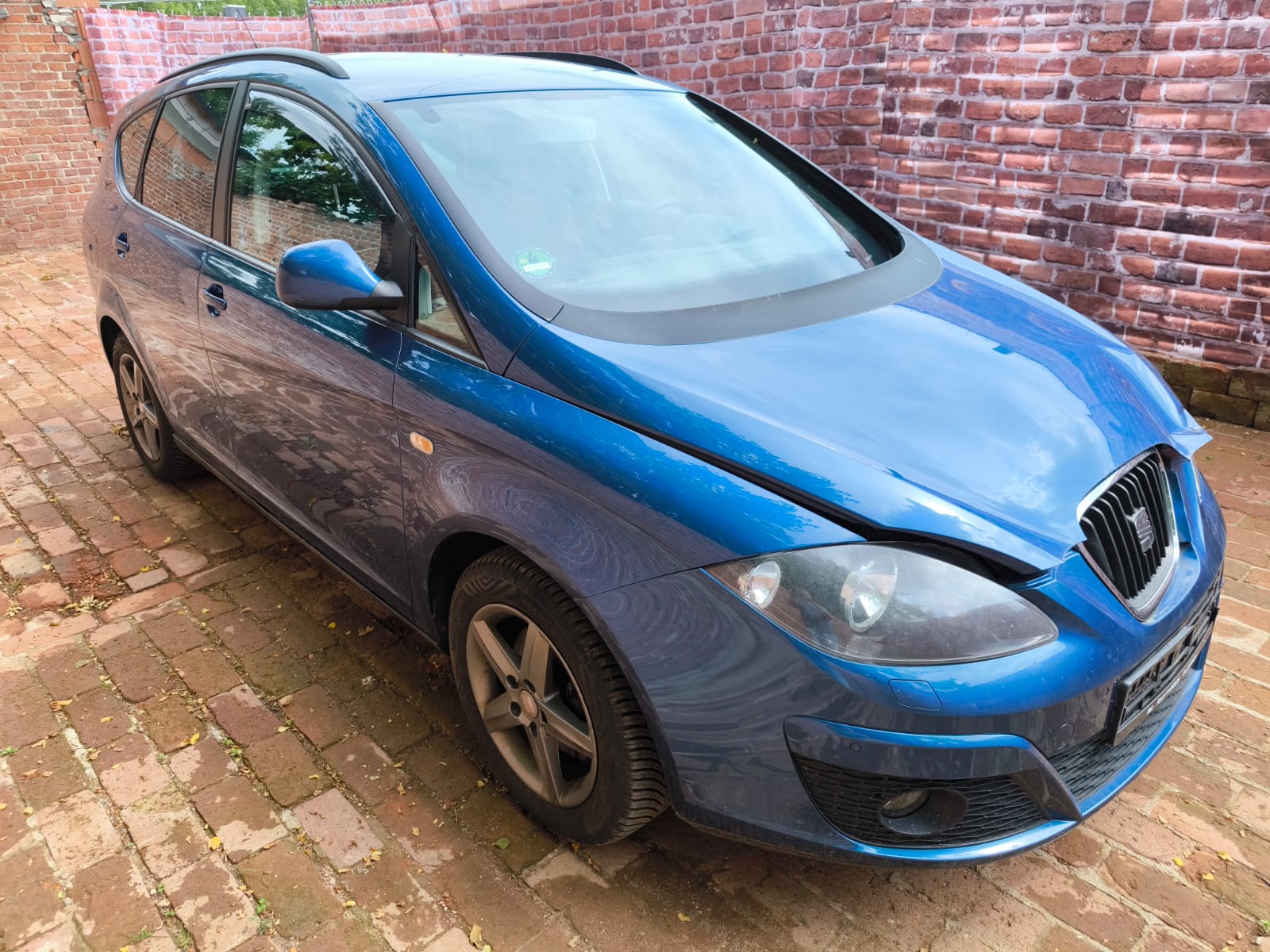 Blauer Seat Altea mit Frontschaden auf Hof nach Verkauf in Buchholz in der Nordheide
