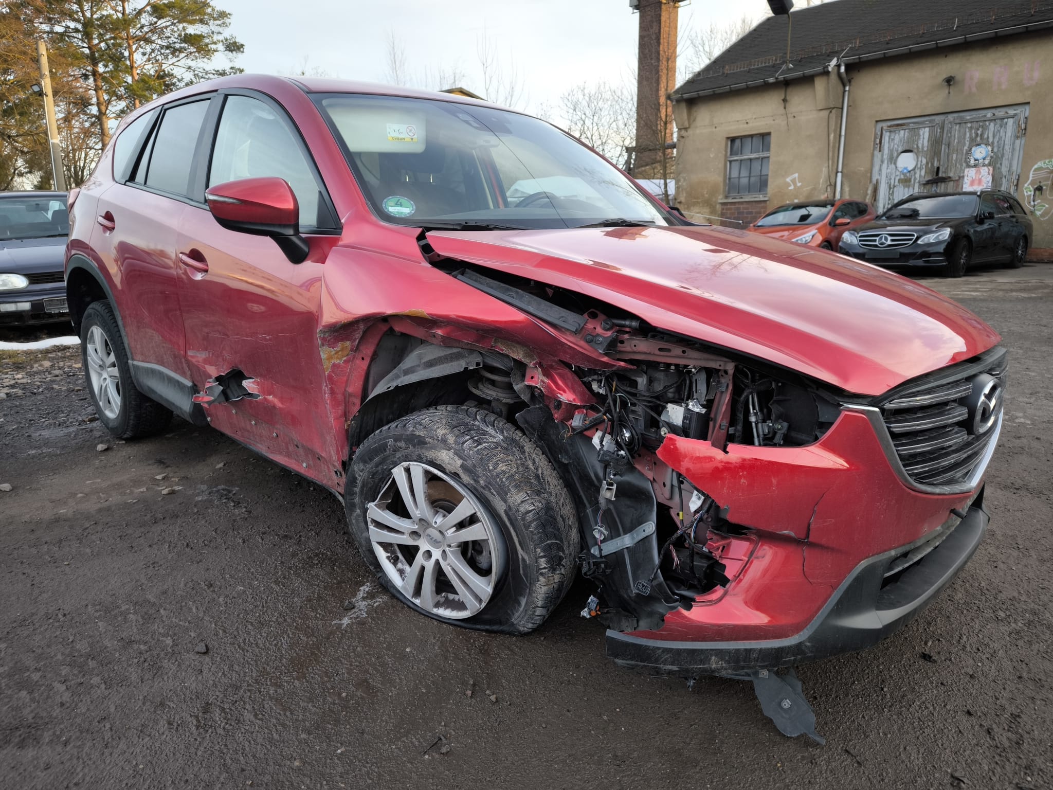 Roter Mazda SUV mit starkem Unfallschaden in Castrop-Rauxel verkaufen trotz technischer Schäden