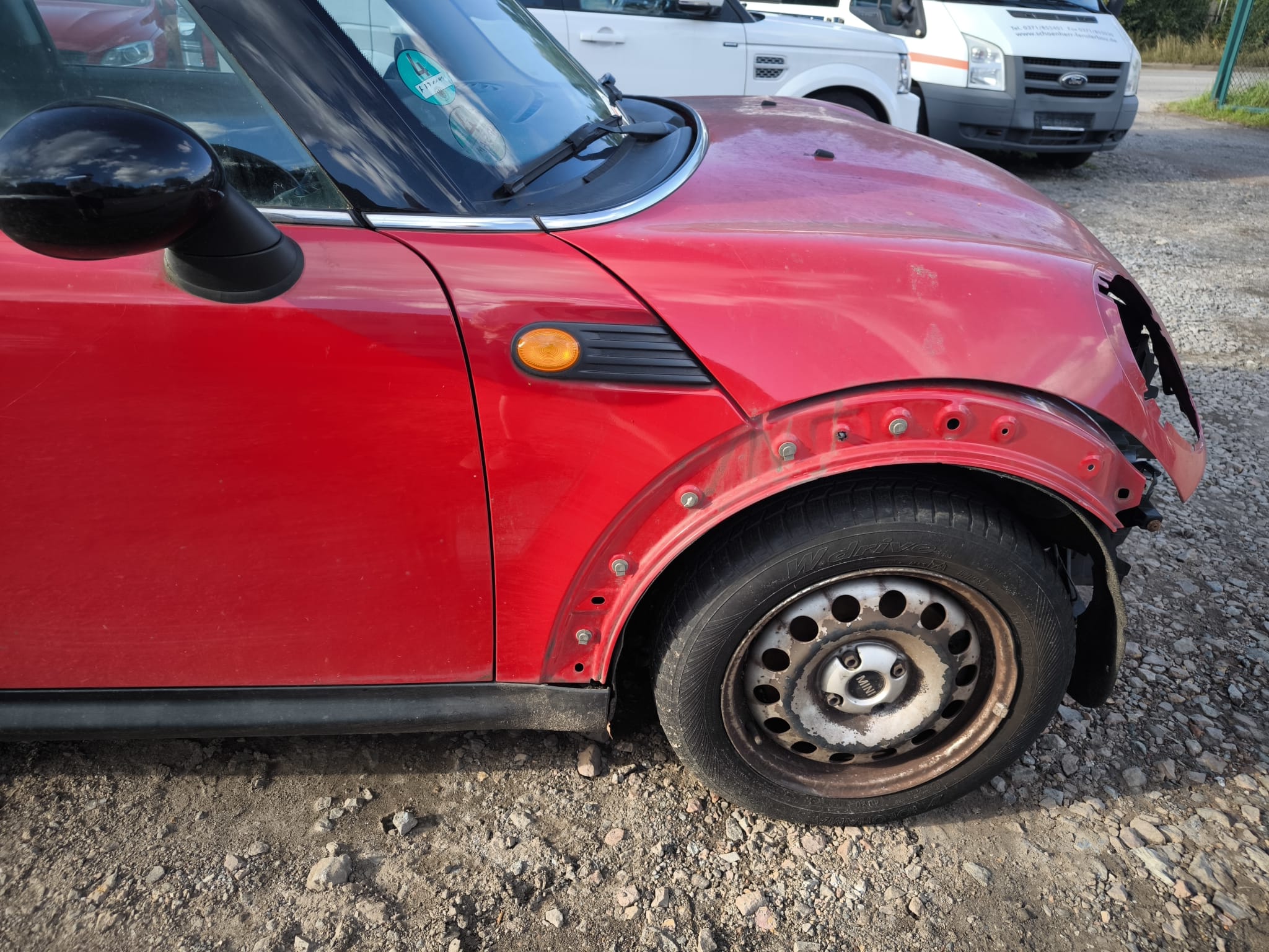 Beschädigter roter Mini nach Unfall mit Frontschaden als bereits verkaufter Unfallwagen in Celle