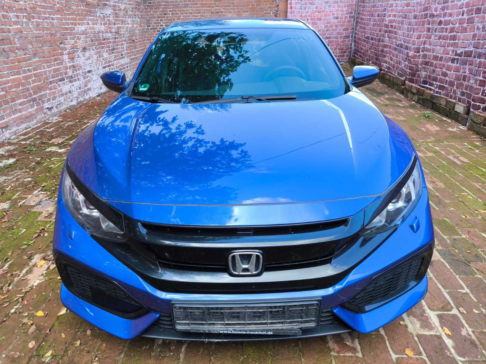 Blauer Honda Civic mit Getriebeschaden in einem Hof in Chemnitz verkauft an professionellen Autoankäufer