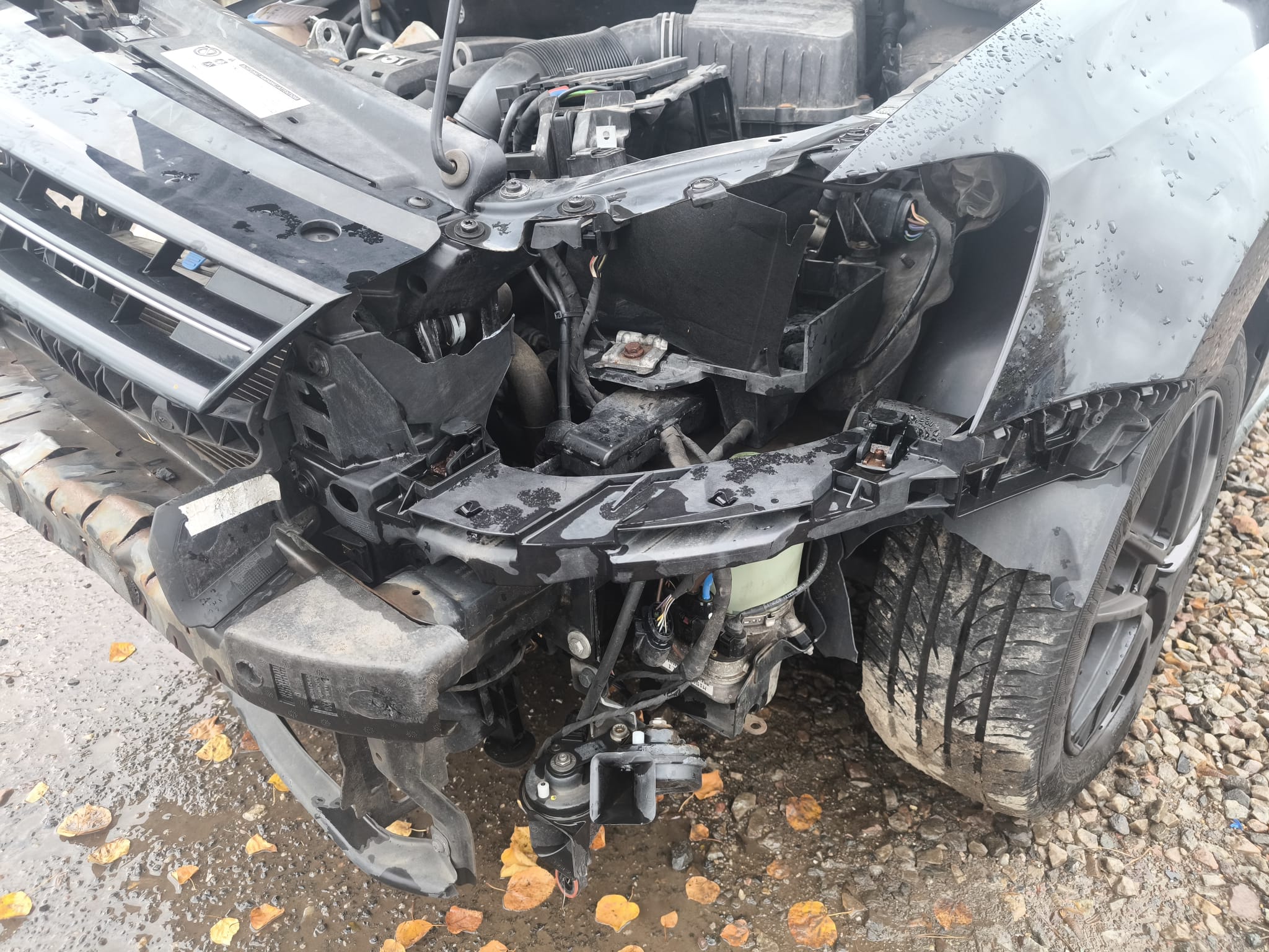 Stark beschädigter Audi mit Frontschaden nach Unfall als Beispiel für Unfallwagen in Chemnitz verkaufen