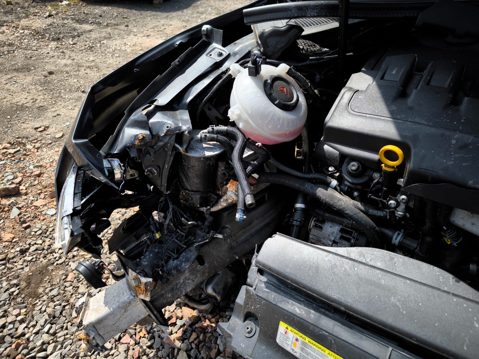 Stark beschädigter Motorraum mit Frontschaden an einem Unfallwagen nach Kollision in Coburg verkaufen