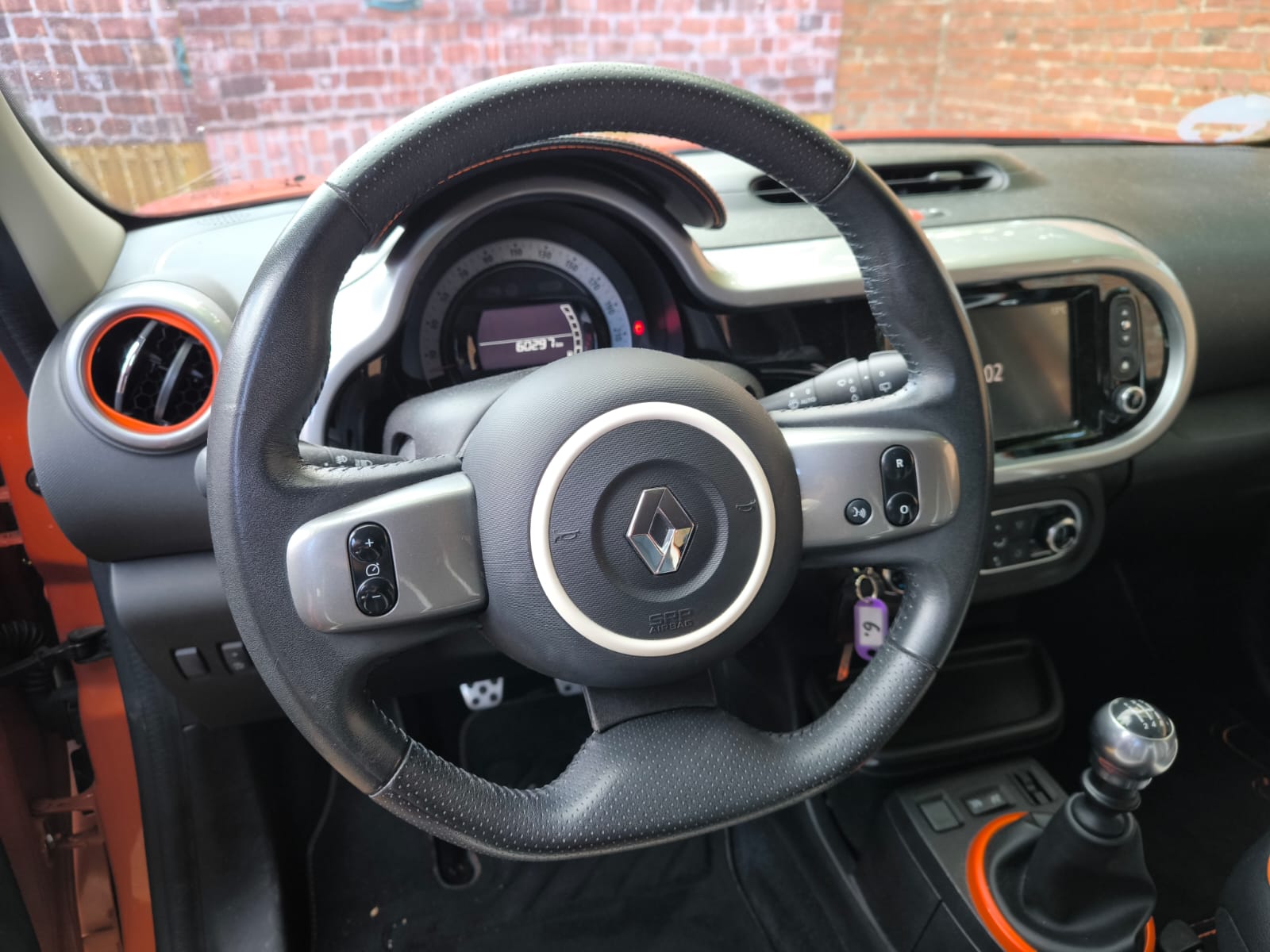 Innenraum eines Renault Twingo mit Lenkrad und Schalthebel als Beispiel für Auto in Cottbus verkaufen