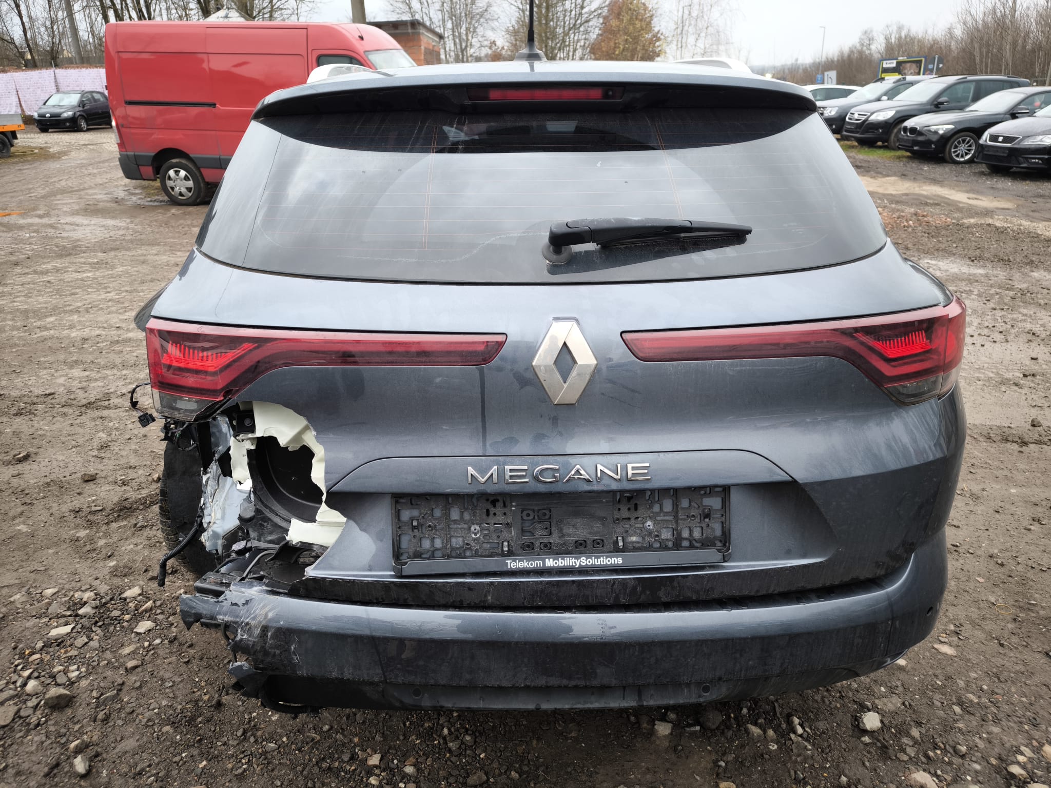 Beschädigter Renault Megane mit starkem Heckschaden auf Schotterplatz in Cottbus für Unfallwagen verkaufen