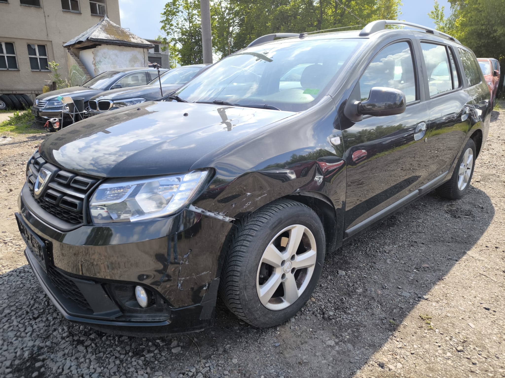 Dacia Logan MCV mit Unfallschaden auf Schotterplatz nach erfolgreichem Auto Verkauf in Crailsheim