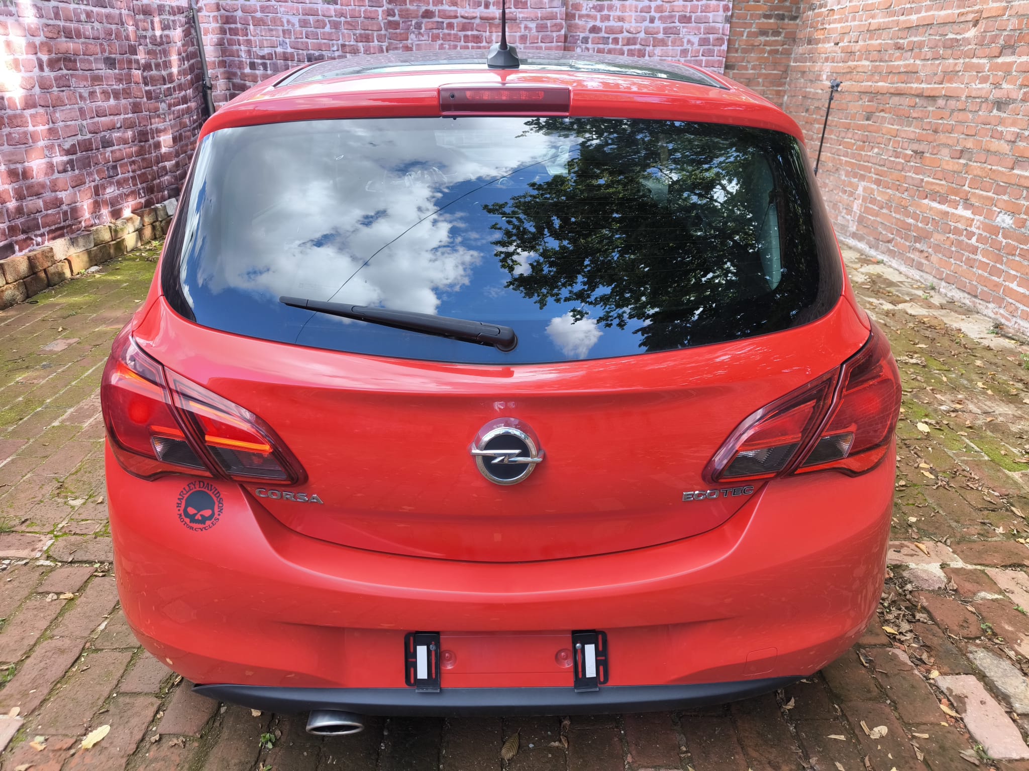 Roter Opel Corsa Ecotec von hinten in Innenhof nach erfolgreichem Autoverkauf in Crailsheim mit strukturiertem Ablauf und sicherer Abwicklung