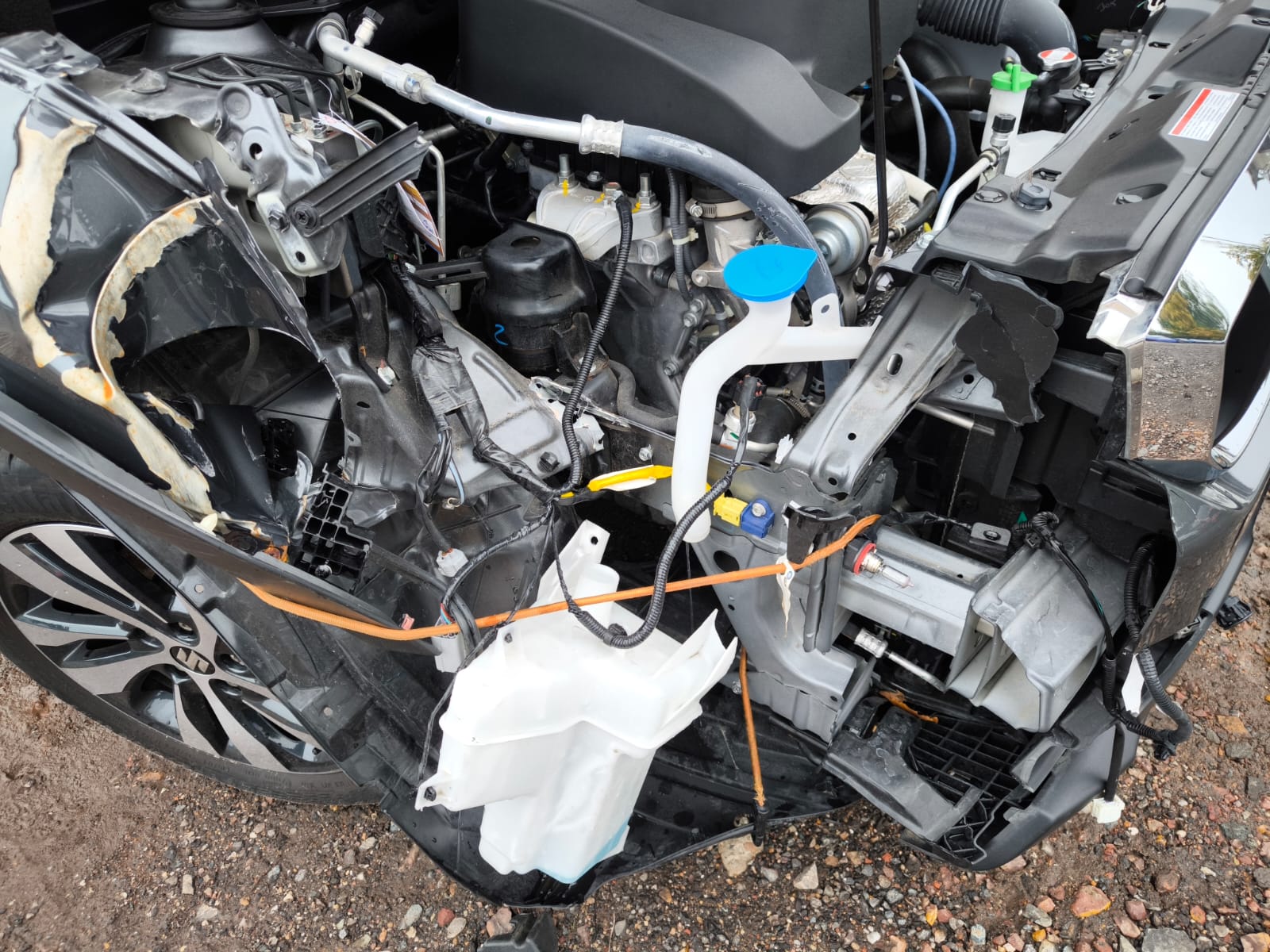 Stark beschädigter SUV mit Frontschaden nach Unfall in Crailsheim zum Verkaufen an Unfallwagen Händler