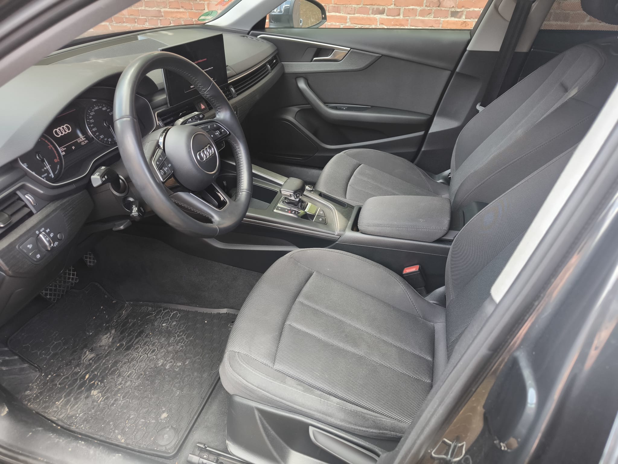 Audi A4 Innenraum in Schwarz nach dem Verkaufen an Autoankauf in Darmstadt mit Blick auf Cockpit und Vordersitze