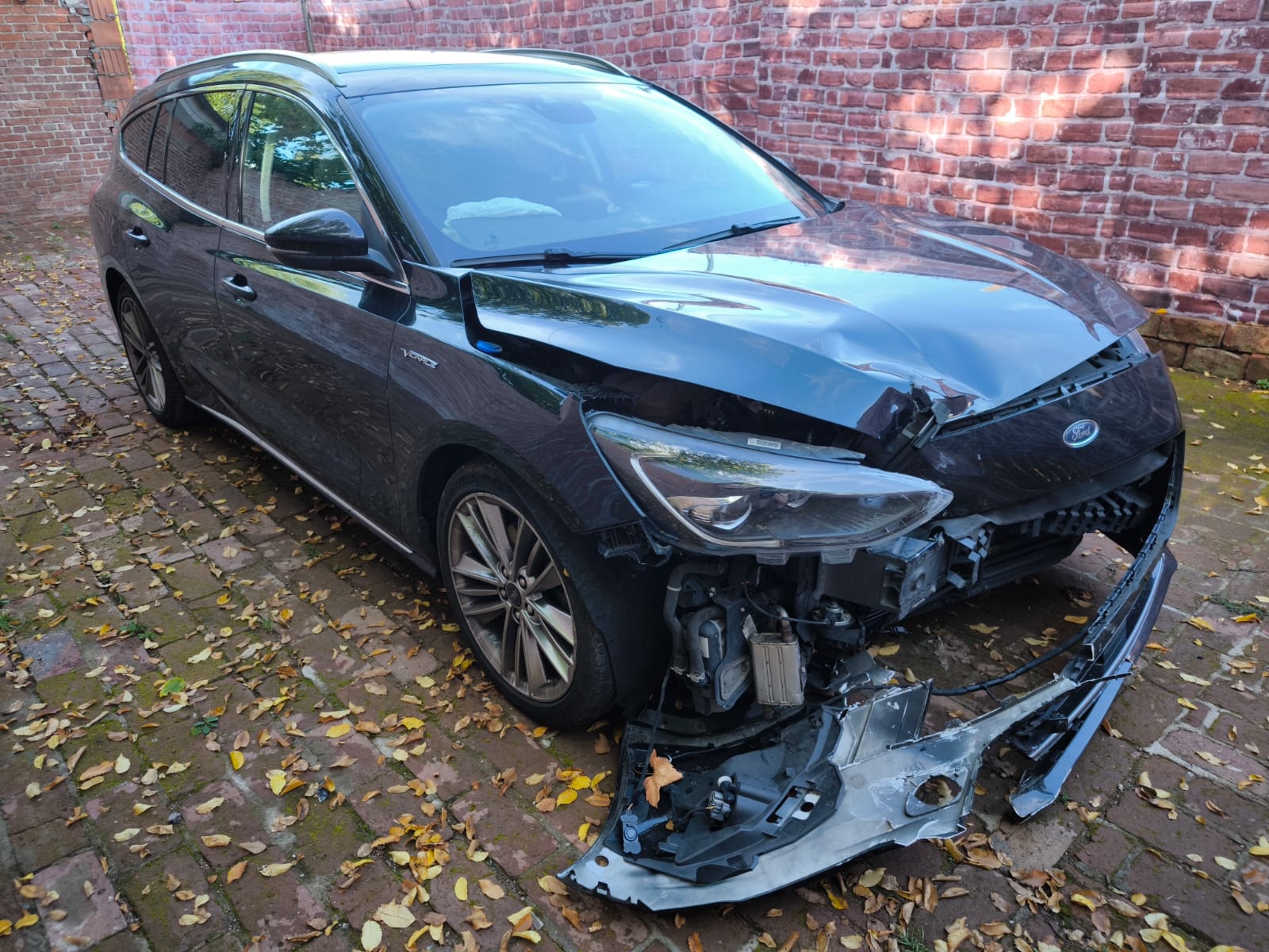 Ford Focus mit starkem Frontschaden nach Unfall für seriösen Auto Verkauf in Delitzsch