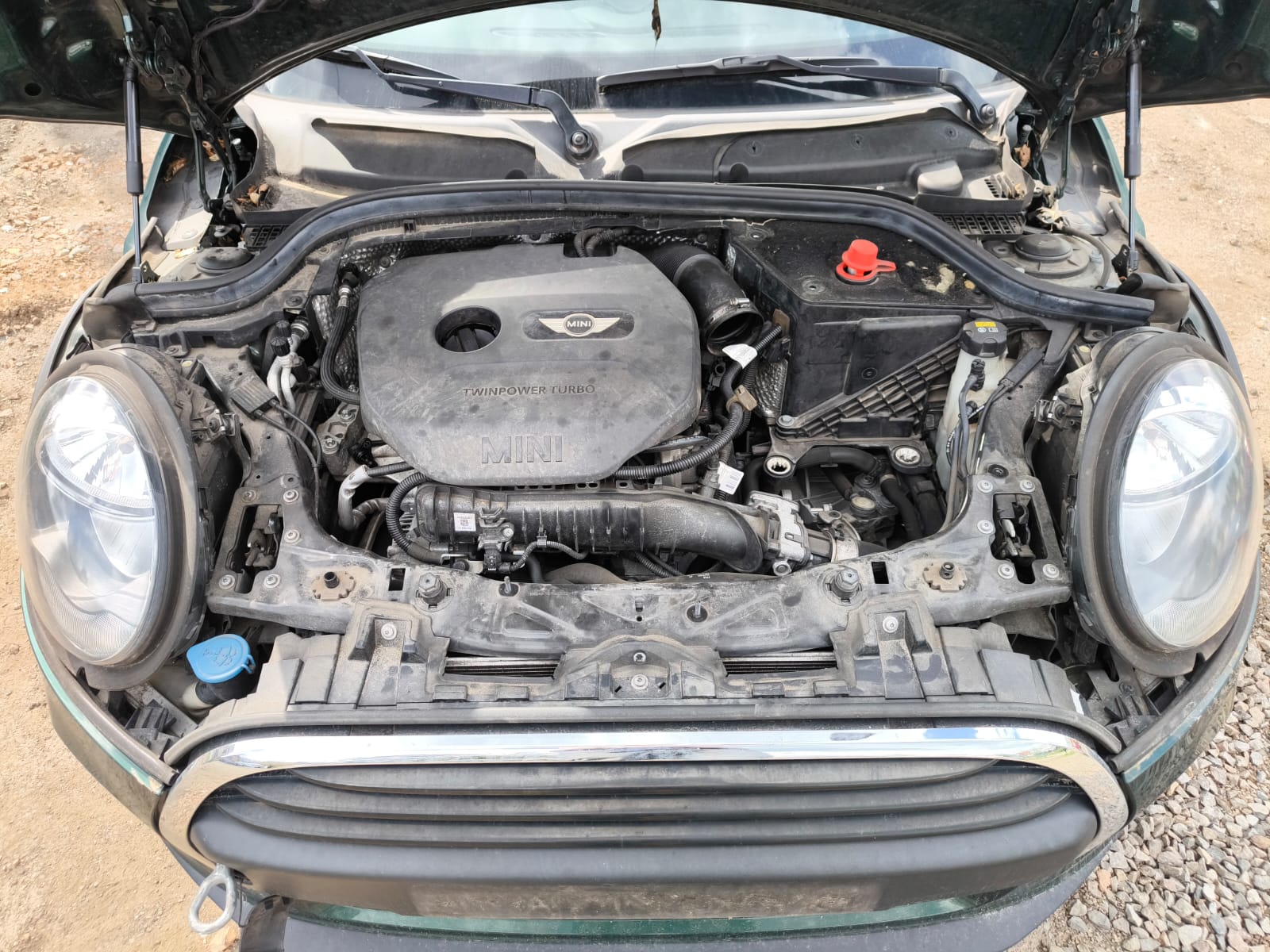 Geöffneter Motorraum eines Mini Cooper mit Motorschaden der bereits verkauft wurde in Delmenhorst