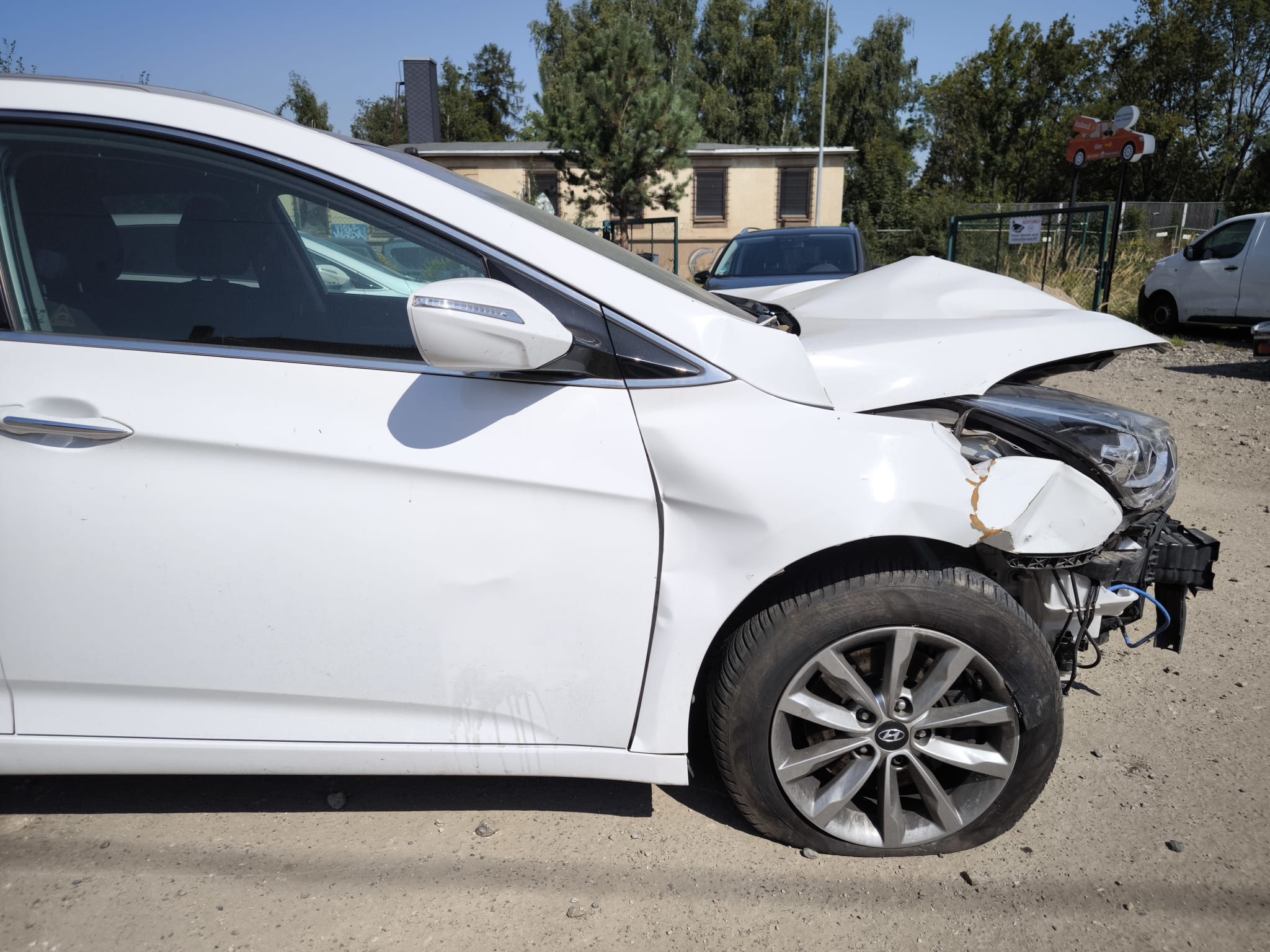 Weißer Hyundai mit starkem Frontschaden nach Unfall in Dessau-Roßlau verkaufen