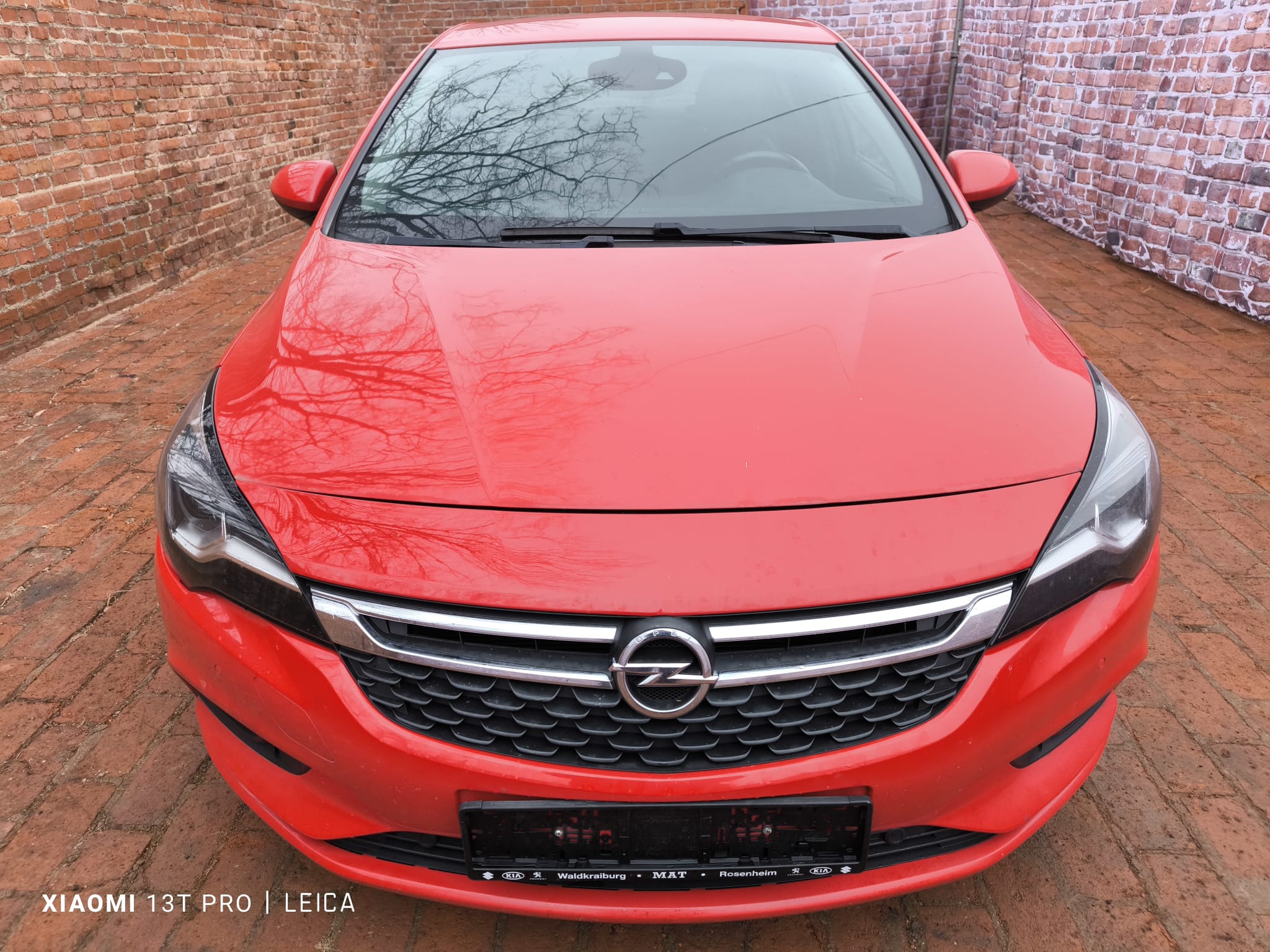 Roter Opel Astra mit Getriebeschaden in Innenhof in Detmold verkaufen