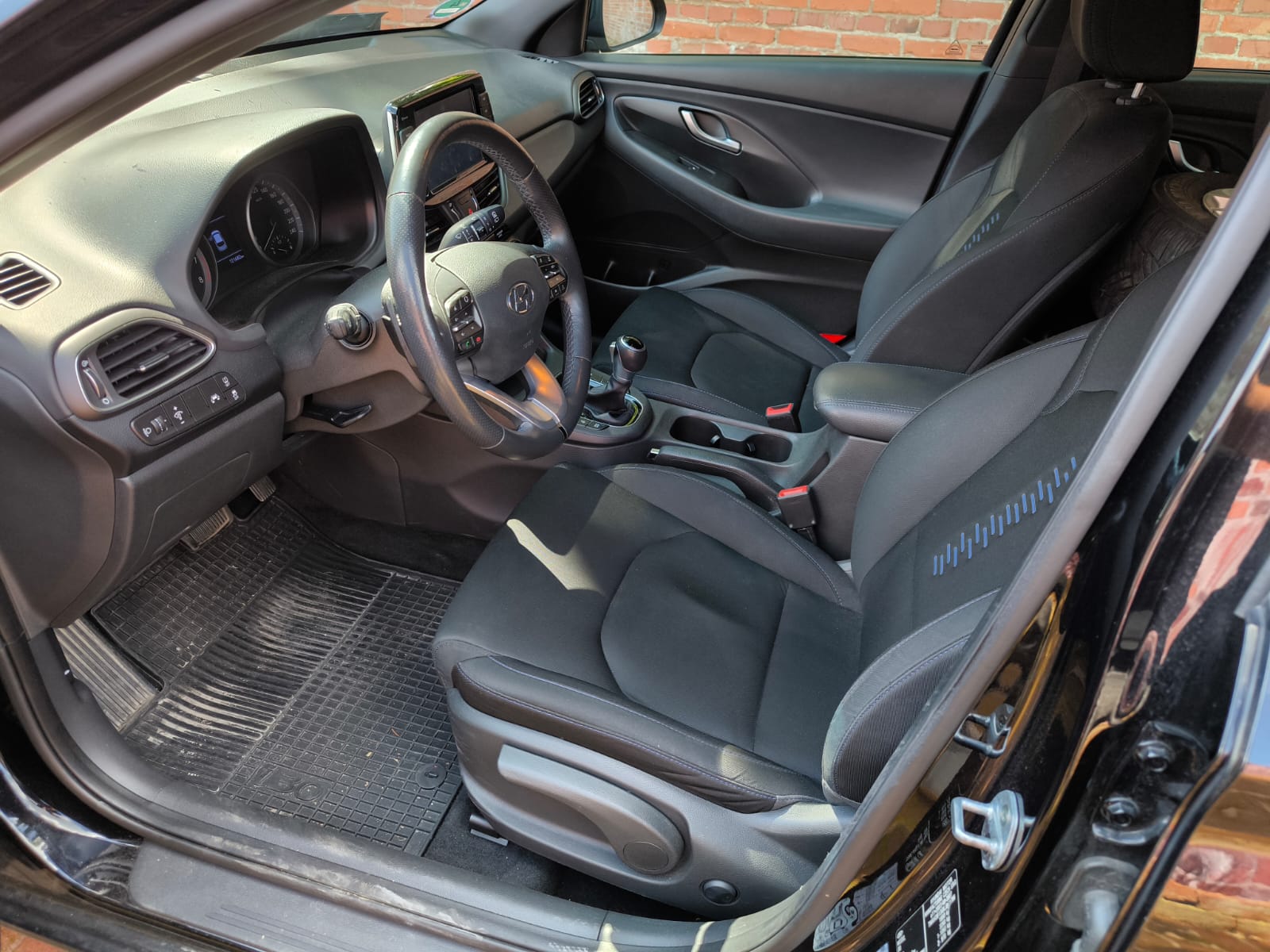 Hyundai Innenraum nach Unfall in Detmold vertrauensvoll online verkaufen