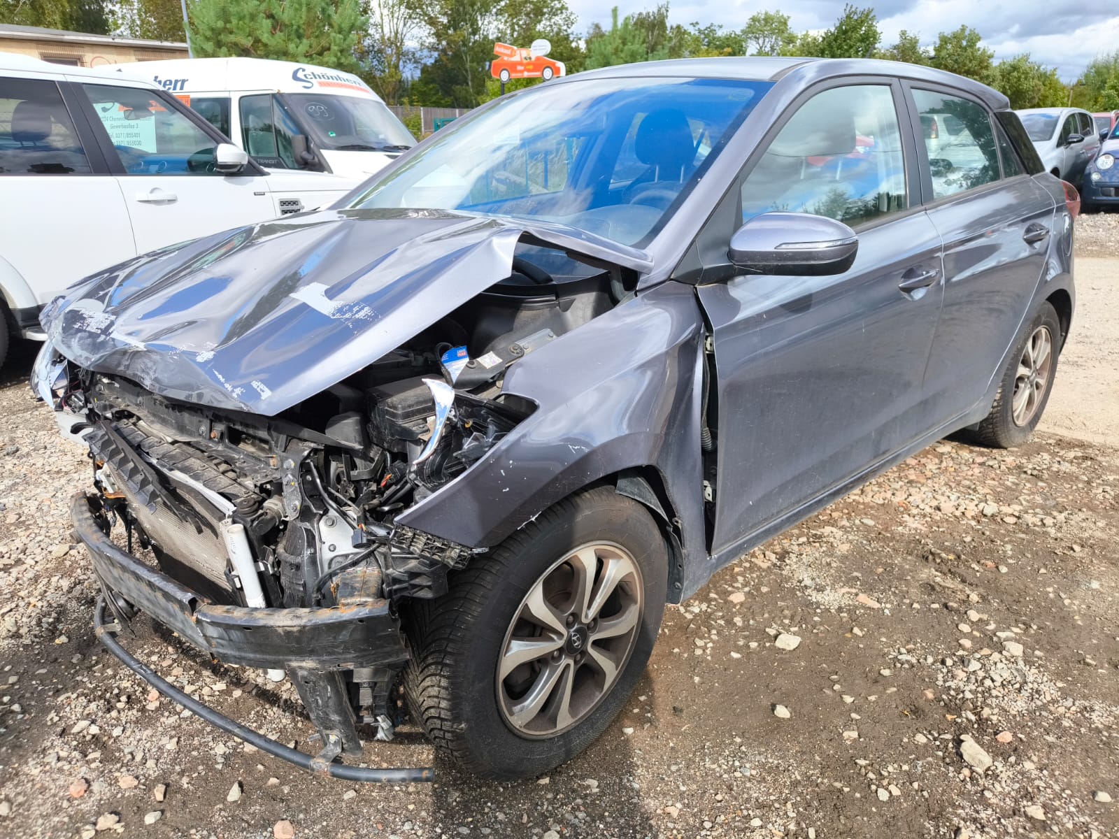 Hyundai i30 mit starkem Frontschaden auf Schrottplatz nach Autounfall in Detmold verkaufen