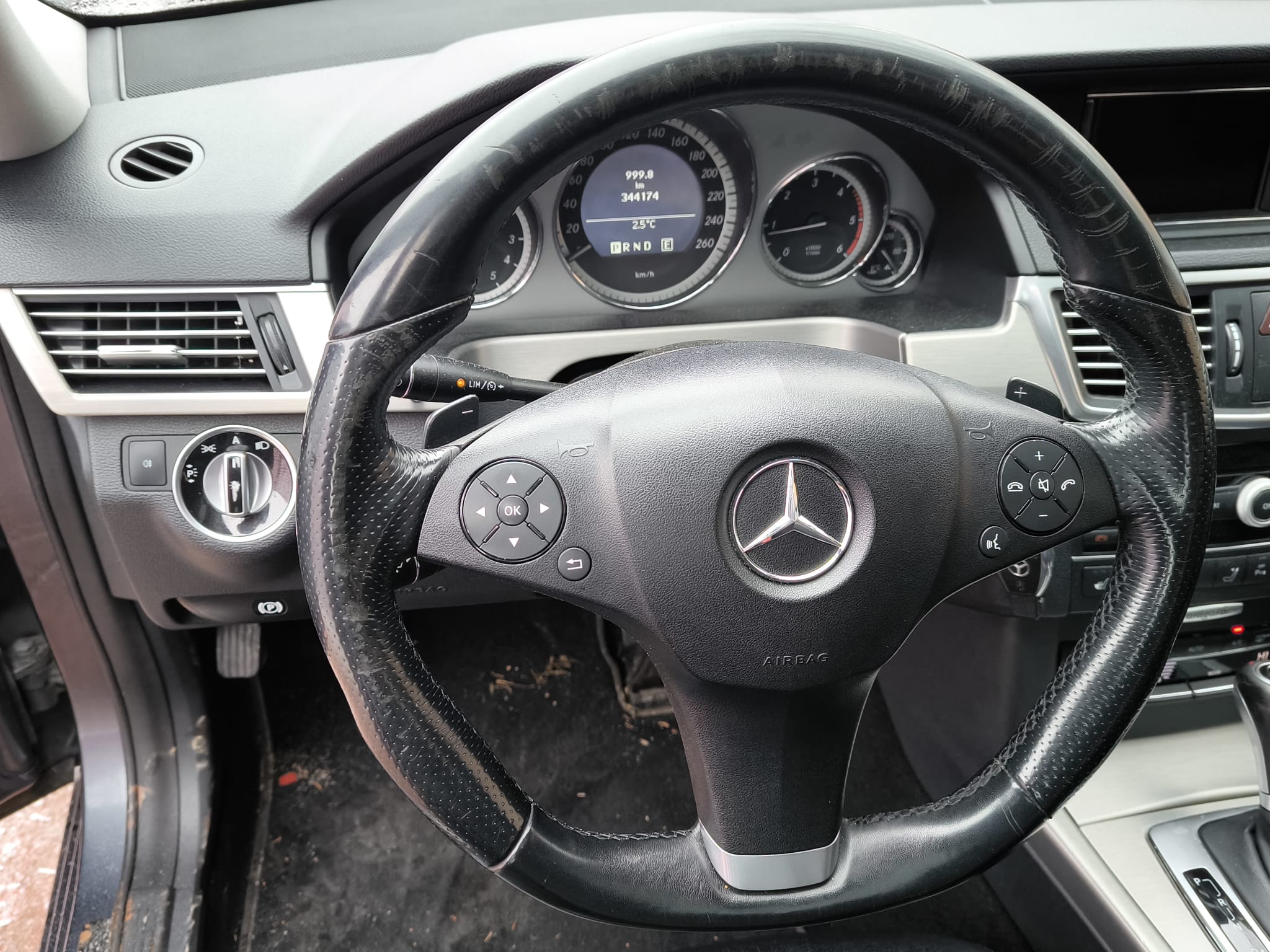 Mercedes Innenraum mit Lenkrad nach erfolgreichem Auto verkaufen in Dietzenbach