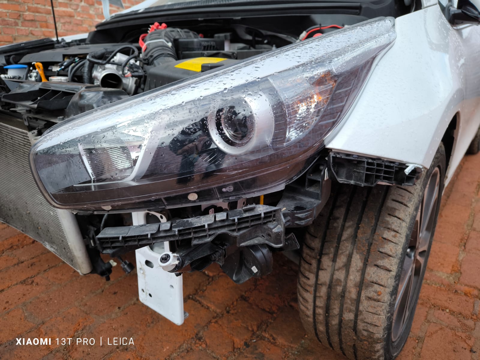 Beschädigter Kleinwagen mit Frontschaden nach Unfall in Dietzenbach zum Verkaufen an Unfallwagen-Händler