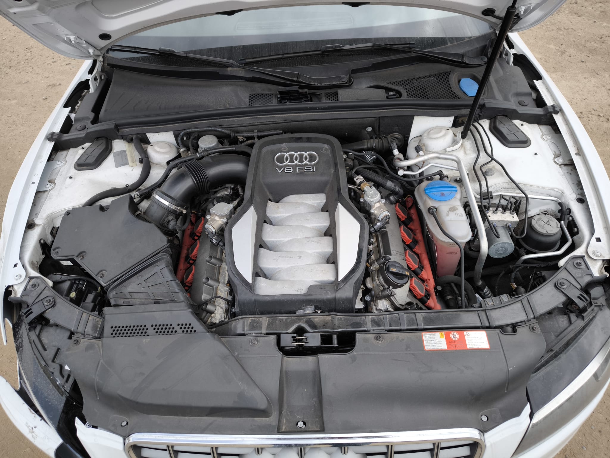 Audi mit V8 FSI Motor im Motorraum nach Verkauf mit Getriebeschaden in Dinslaken