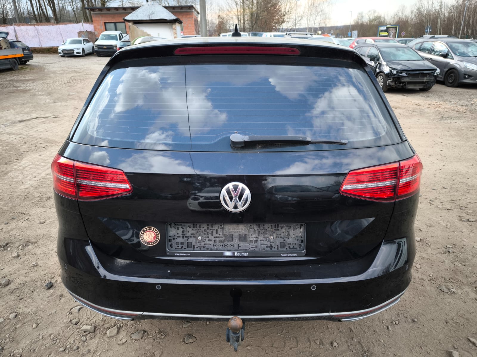 Schwarzen VW Passat Kombi in Dormagen nach digitalem Autoverkauf ohne Kennzeichen von hinten fotografiert