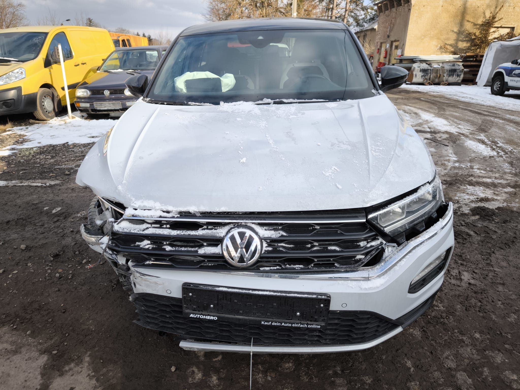 Beschädigter VW Tiguan nach Unfall im Winter auf Hof in Dormagen verkaufen