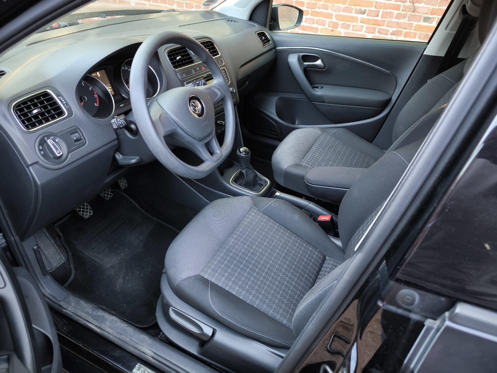 Innenraum eines gepflegten VW Polo nach erfolgreichem Autoverkauf an Händler in Dorsten