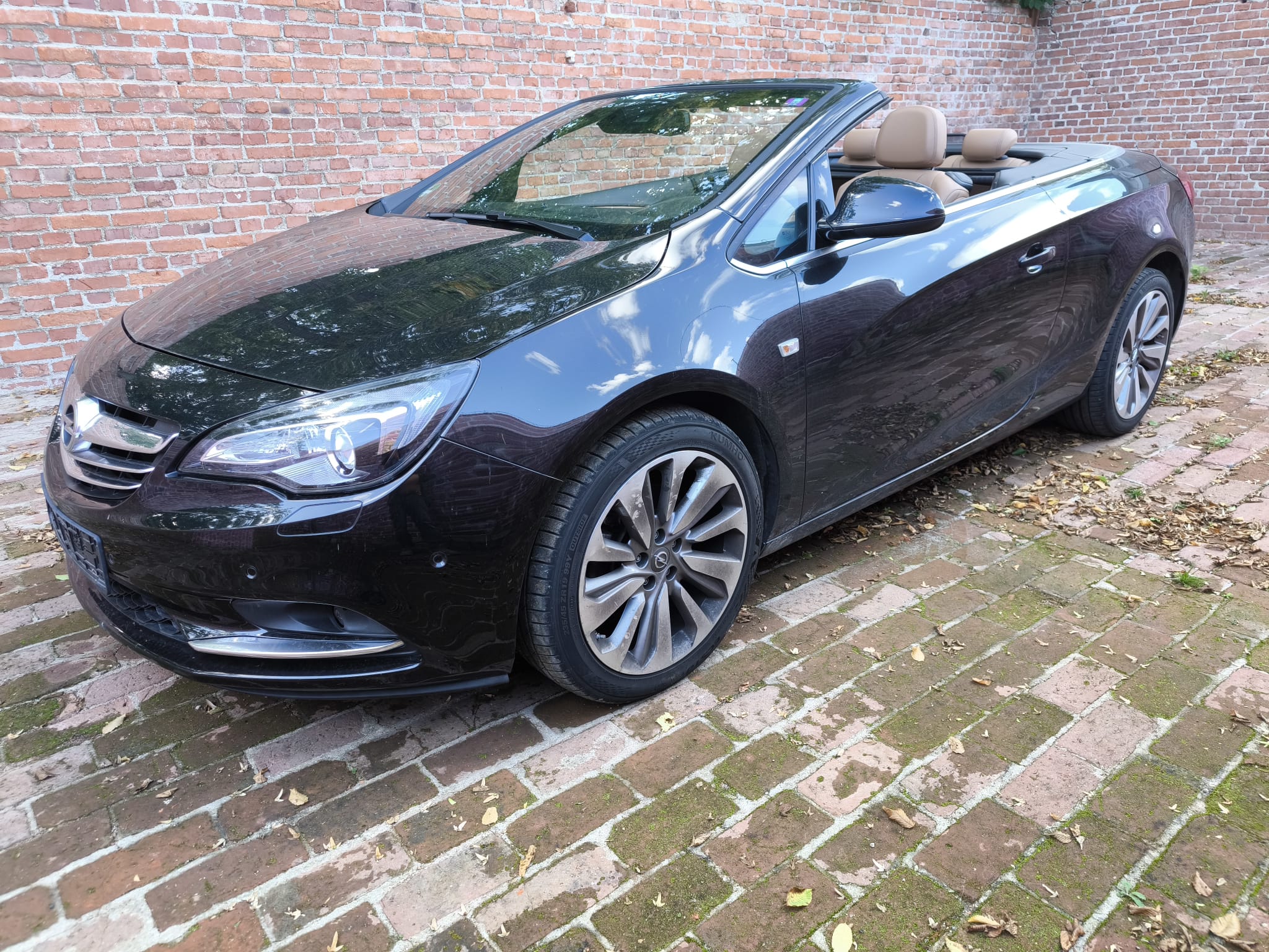 Schwarzes Opel Cascada Cabrio nach erfolgreichem Auto verkaufen in Dortmund vor Backsteinmauer