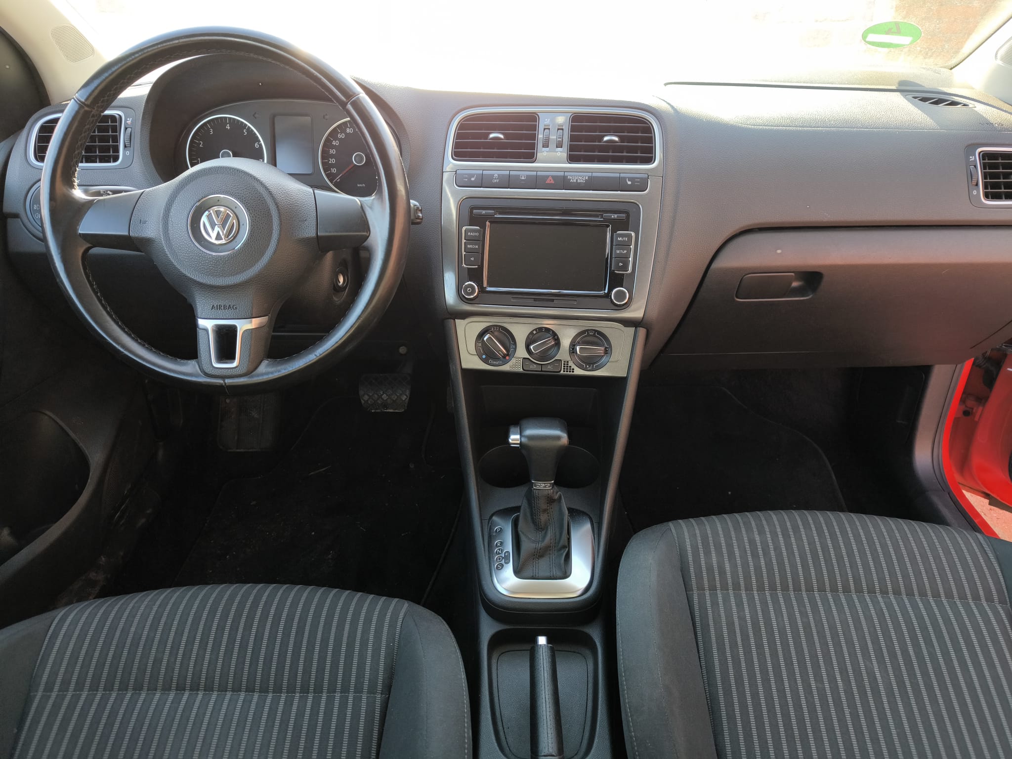 Innenraum eines VW Polo mit Automatikgetriebe für sicheren Auto verkaufen in Dortmund