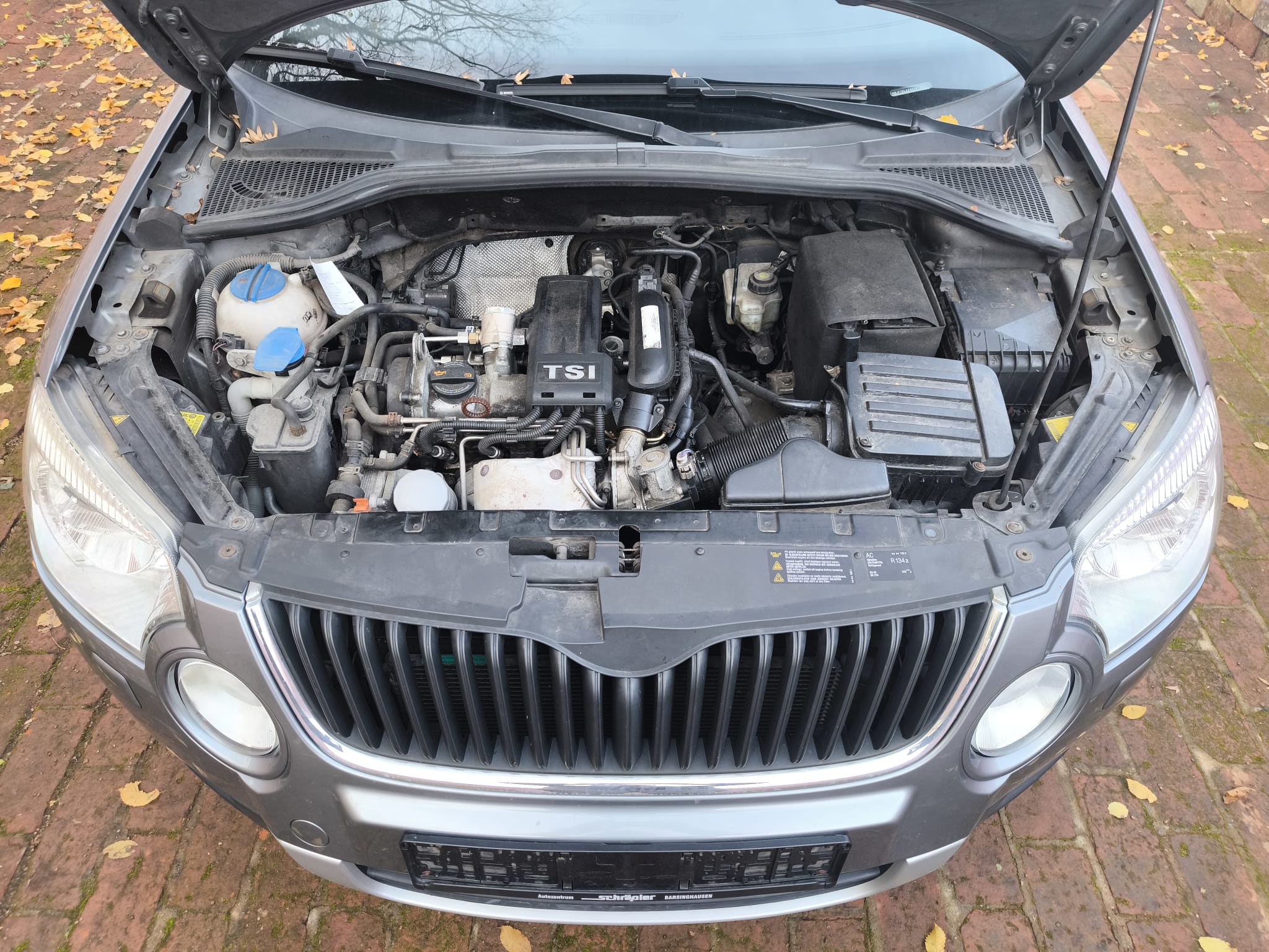 Skoda Yeti mit geöffnetem Motorraum und TSI Aggregat nach Motorschaden in Dreieich verkaufen