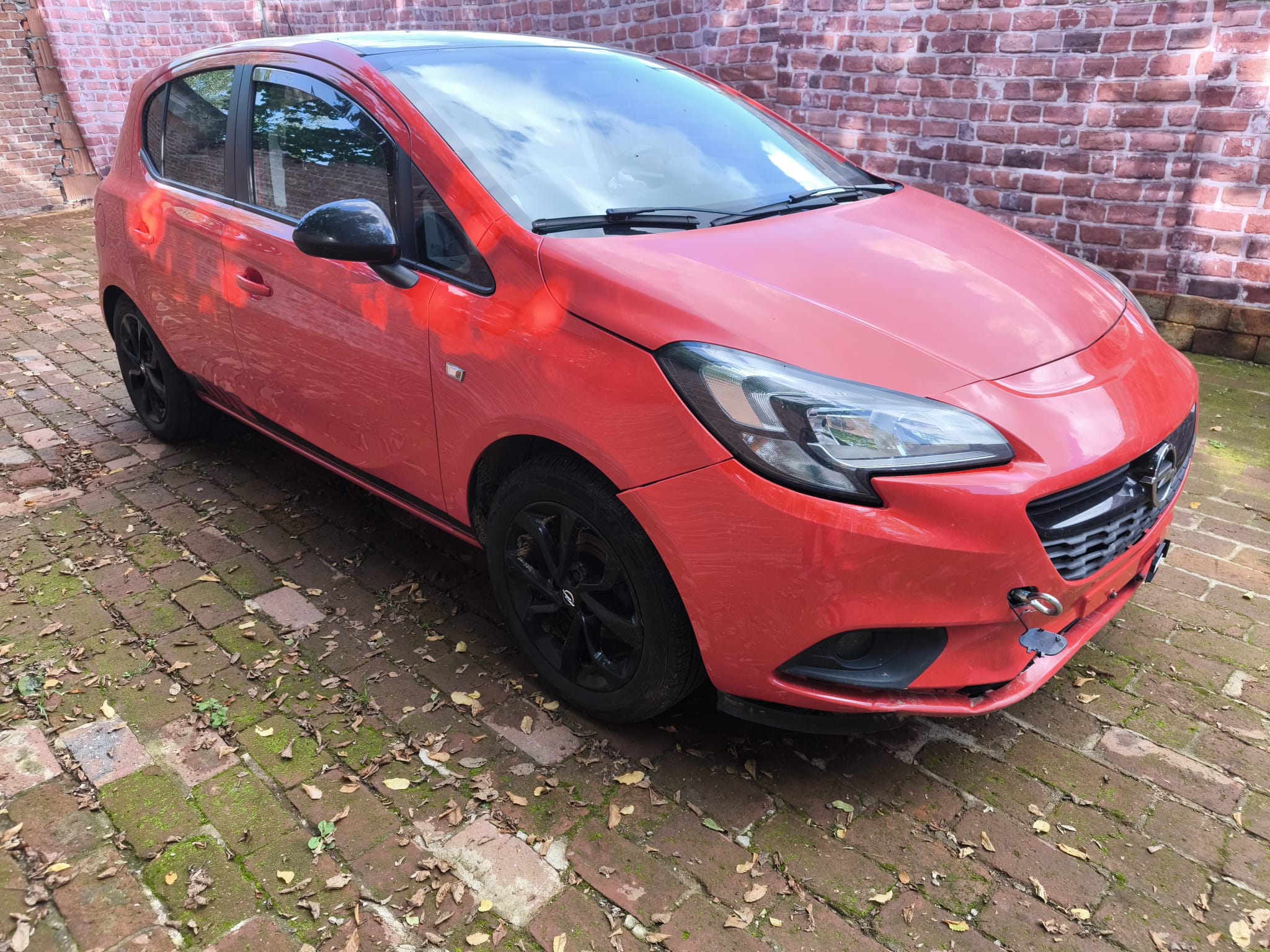 Beschädigter roter Opel Corsa nach erfolgreichem Verkauf an Autoankäufer in Dreieich