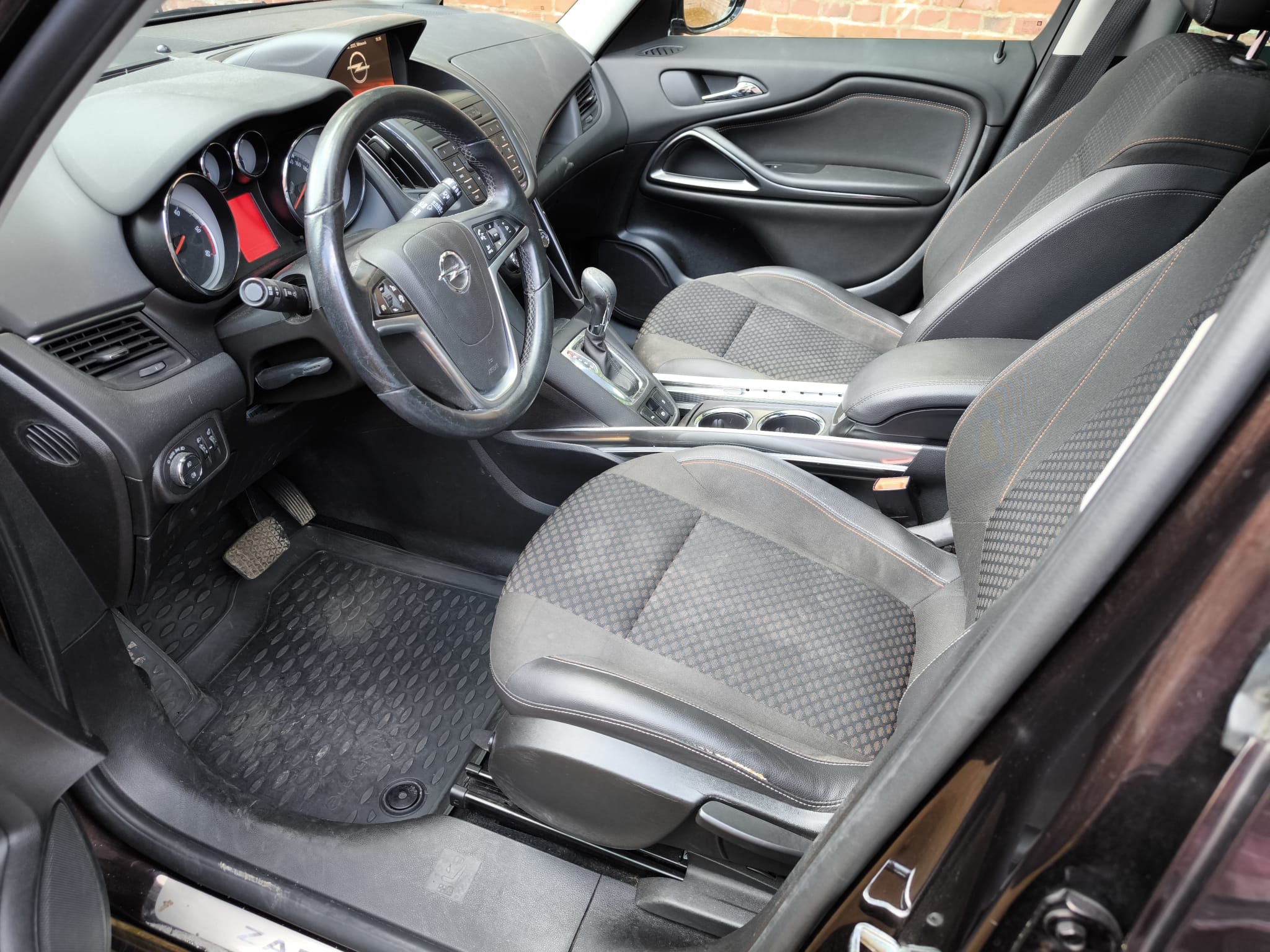 Opel Innenraum mit Fahrersitz und Armatur zur unkomplizierten Online Fahrzeugverkauf Abwicklung in Düren