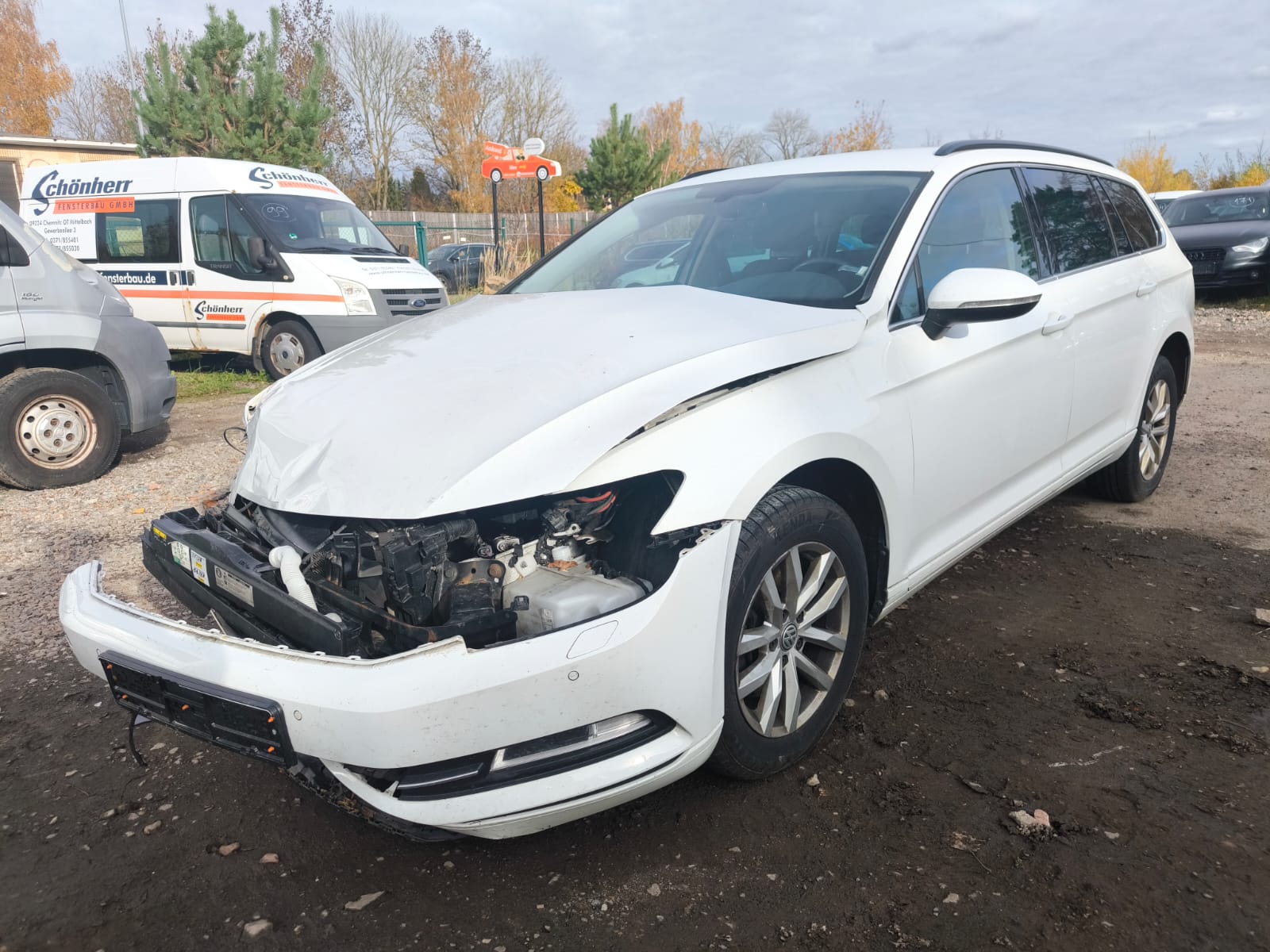 Volkswagen Passat Kombi mit Frontschaden auf Schotterplatz in Düren verkaufen