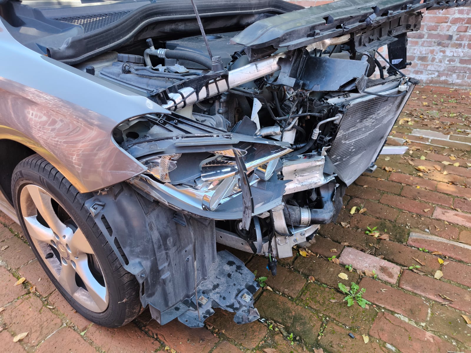 Stark beschädigter Kombi nach Frontunfall auf Hof in Düsseldorf verkaufen