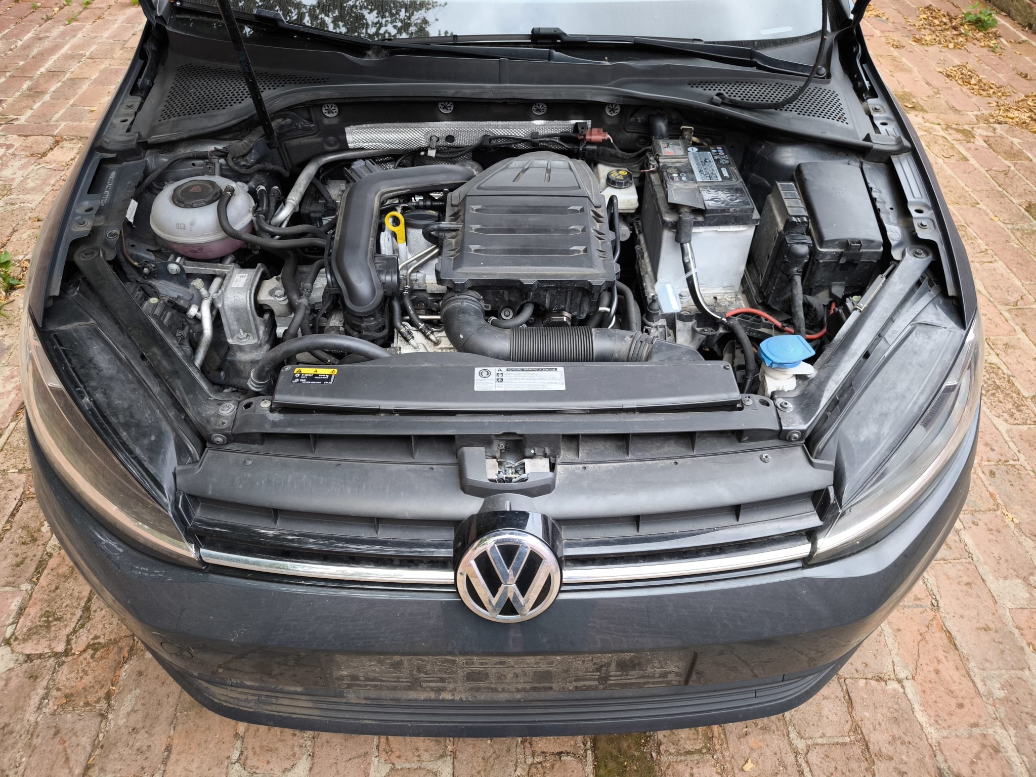 VW mit geöffnetem Motorraum in Duisburg um ein Auto mit Getriebeschaden problemlos zu verkaufen