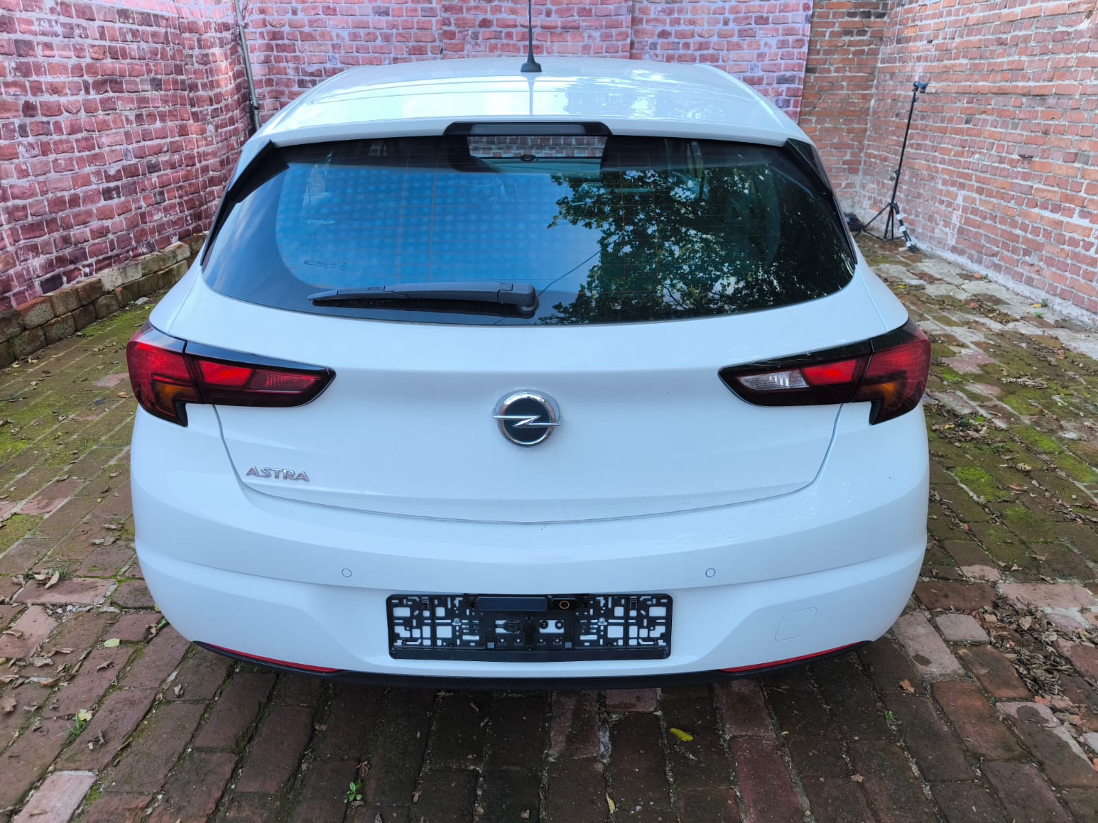 Opel Astra von hinten nach Fahrzeuganalyse in Duisburg für Gebrauchtwagen verkaufen