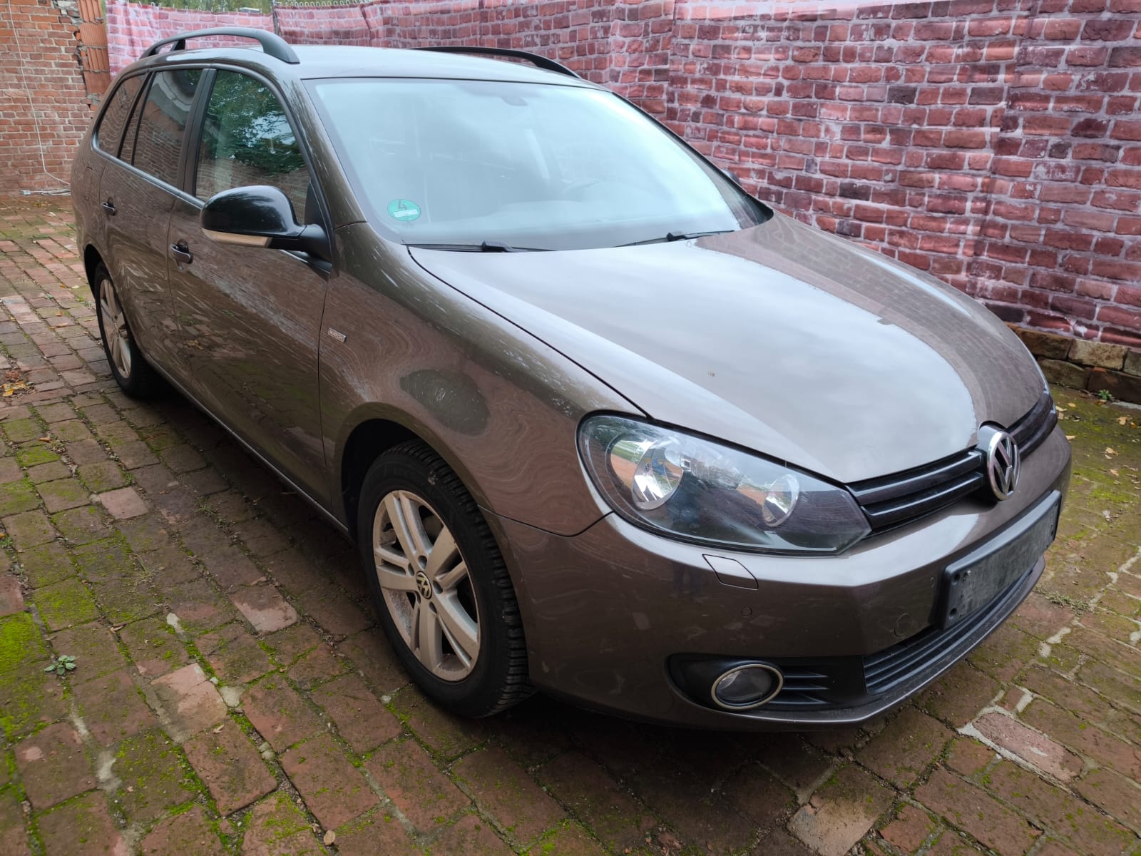 VW Golf Kombi in Hofansicht für Auto verkaufen in Eberswalde