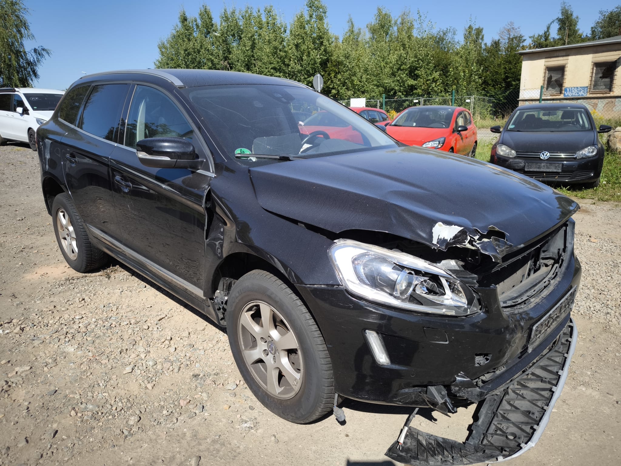 Stark beschädigter Volvo XC60 nach Unfall vorne auf Schotterplatz in Eberswalde verkaufen
