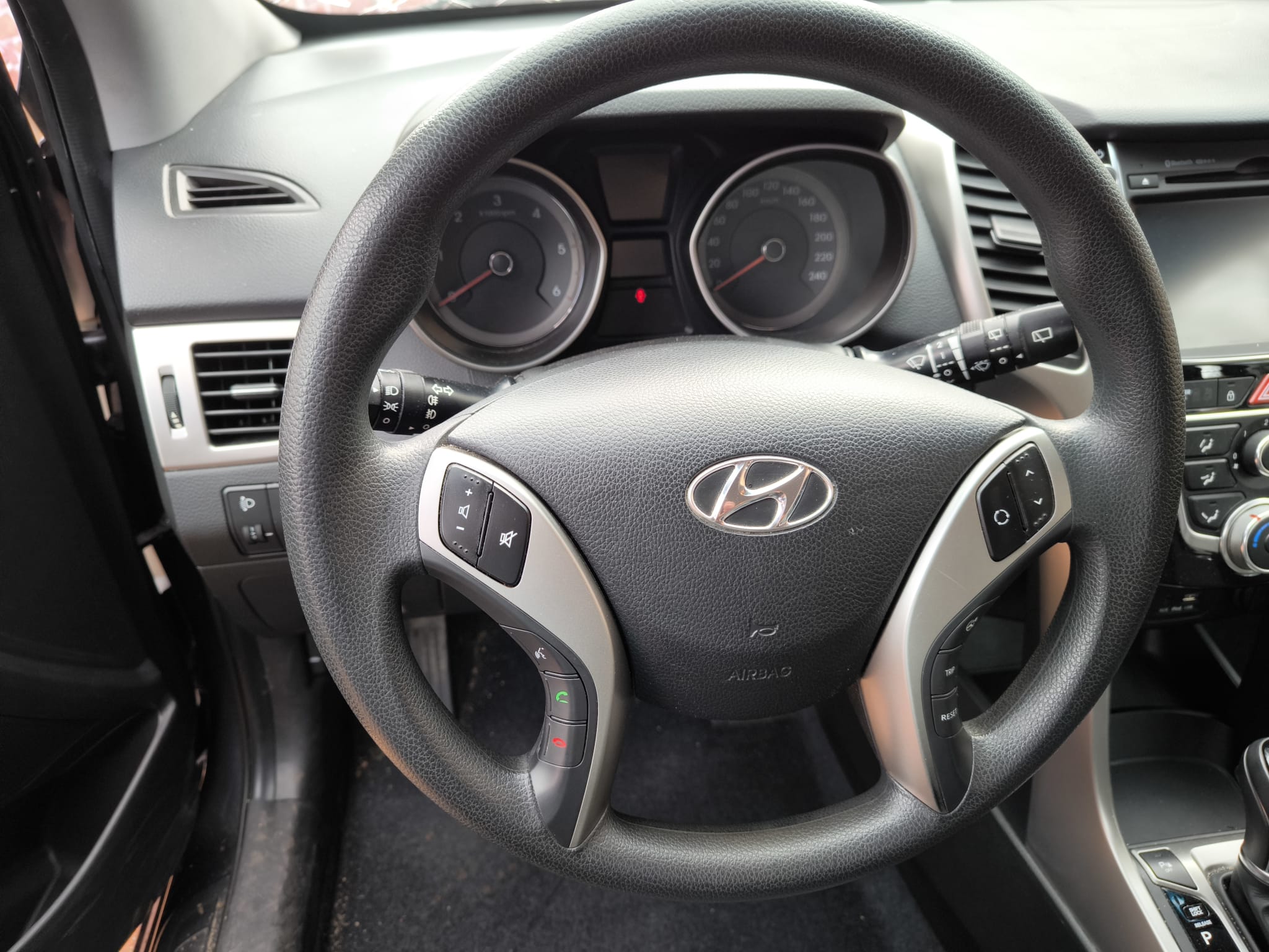 Hyundai Innenraum mit modernem Lenkrad für sicheren Autoverkauf in Eisenach