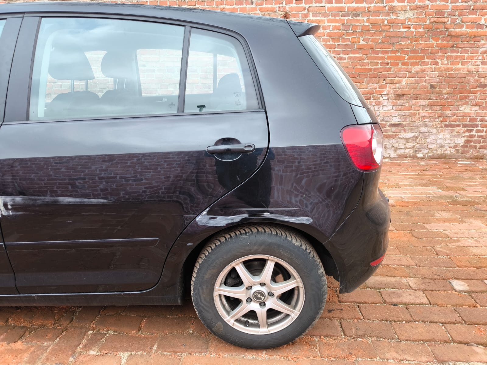 Beschädigter VW Kleinwagen mit Unfallschaden hinten links nach Crash für Unfallauto verkaufen in Eisenach