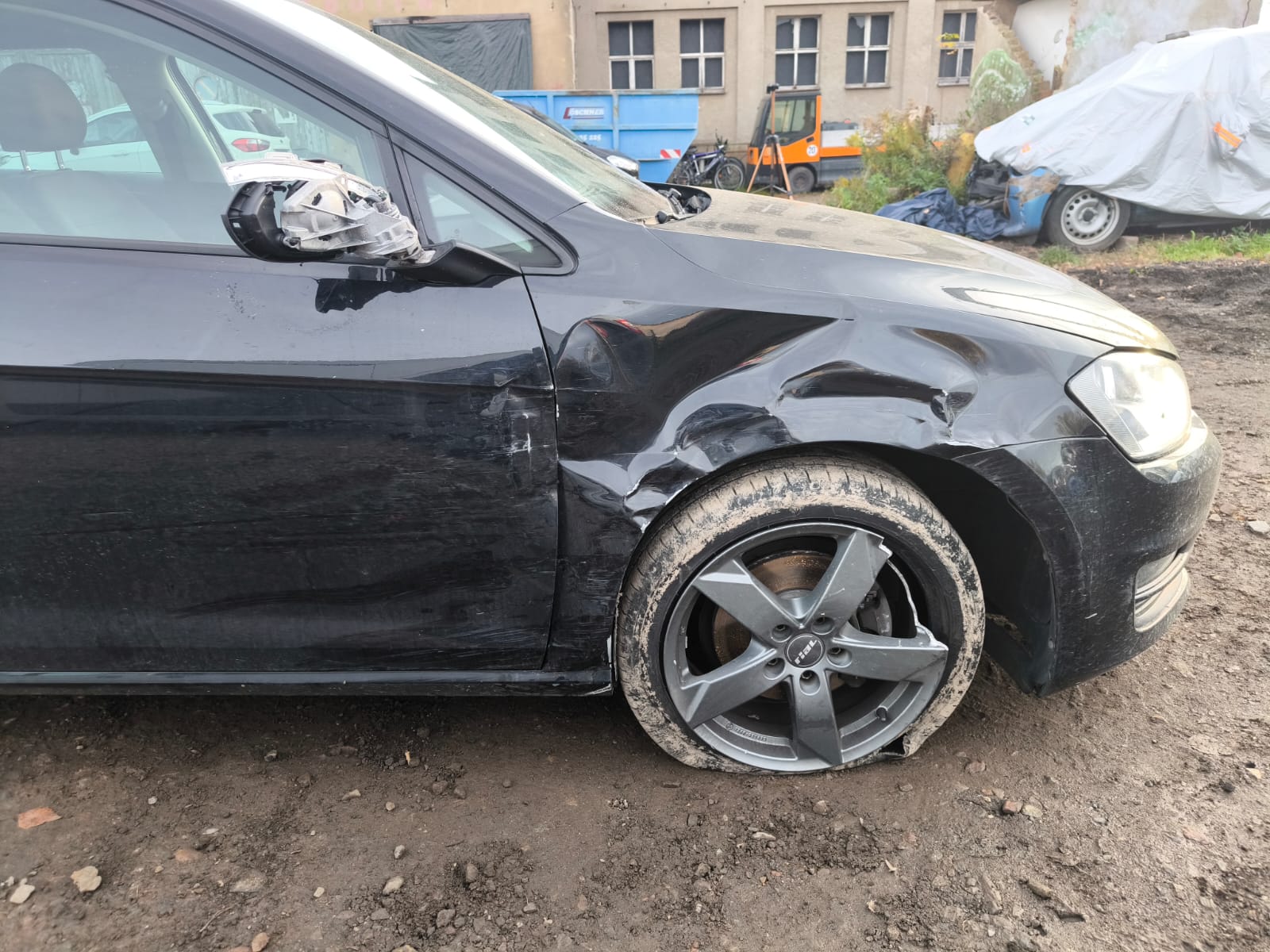 Beschädigter VW Golf vorne links nach Unfall für Unfallwagen verkaufen in Emden