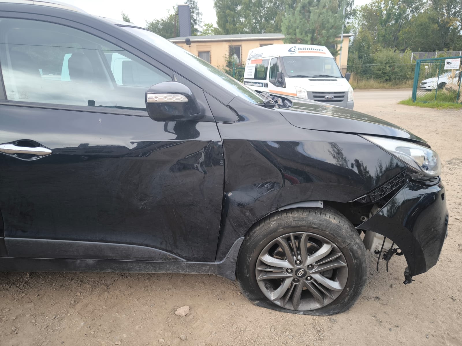 Beschädigter Hyundai ix35 nach Unfall mit kaputtem Vorderreifen und Seitenschaden in Erding verkaufen