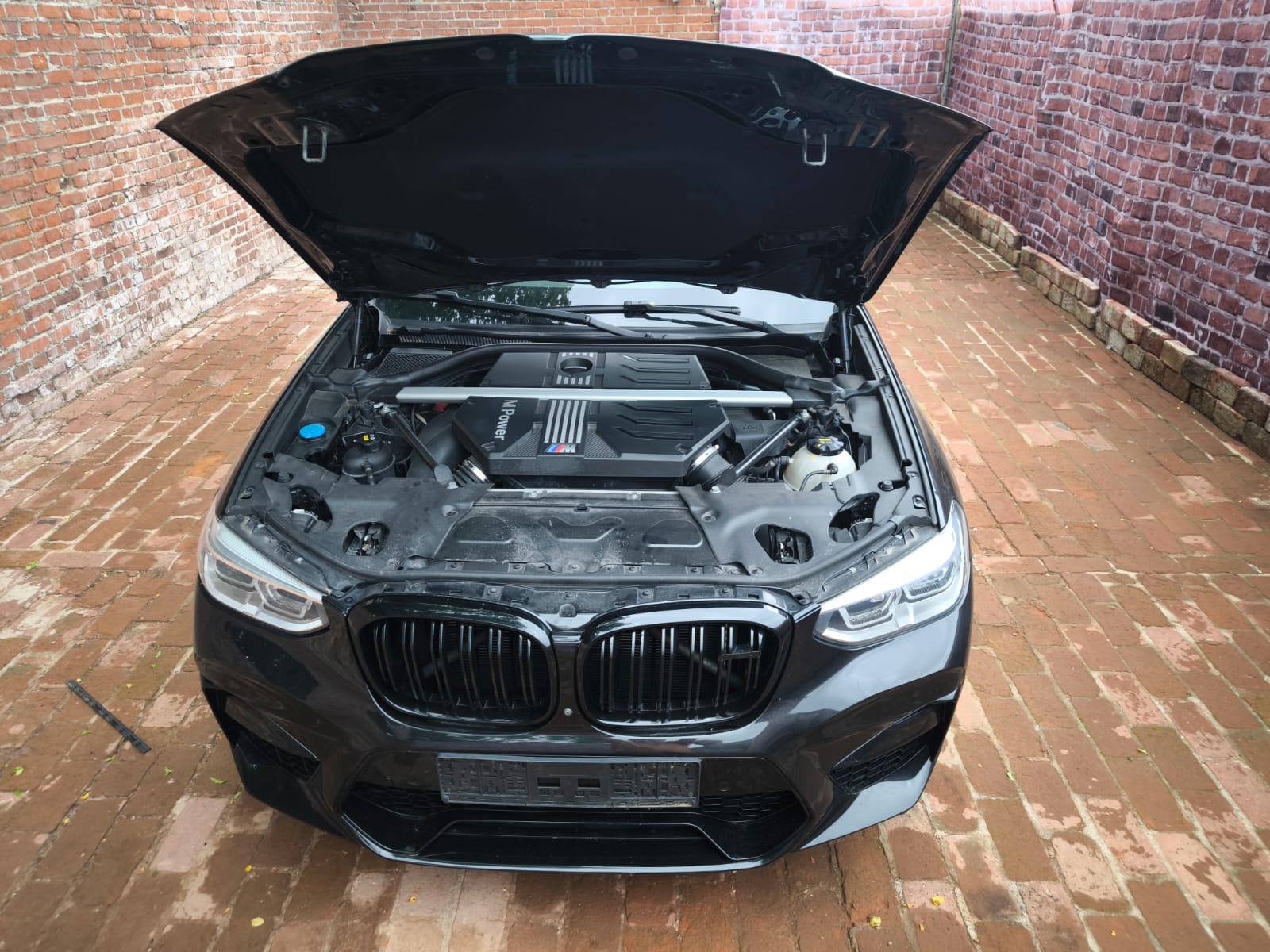 BMW M SUV mit geöffneteter Motorhaube als Beispiel für Auto mit Getriebeschaden in Erfurt verkaufen