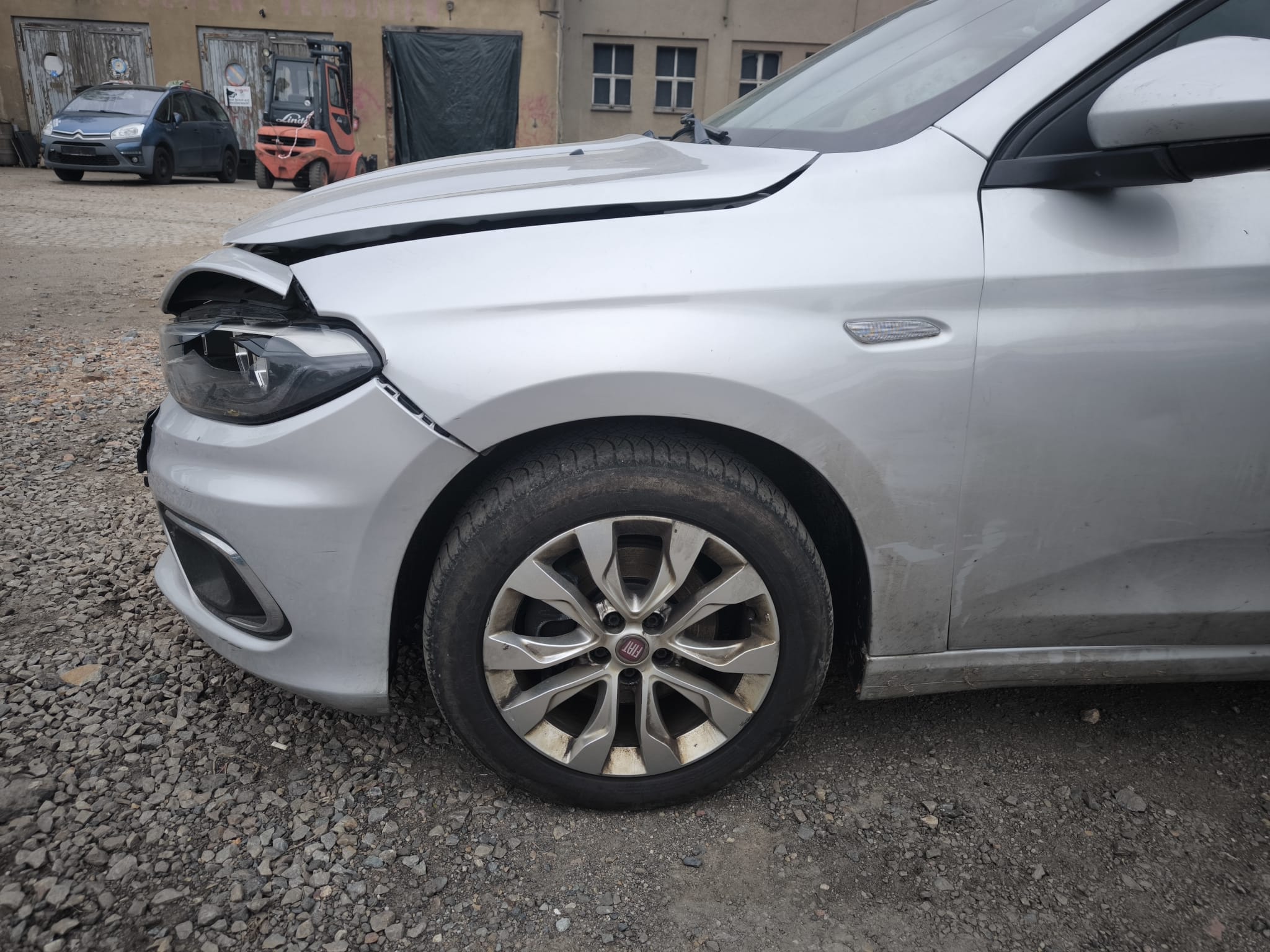 Silberner Fiat mit Frontschaden nach Unfall auf Schotterplatz in Erkelenz verkaufen