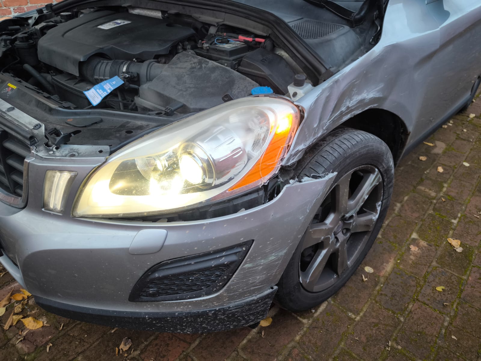 Beschädigter Volvo mit Front- und Seitenschaden nach Unfall in Erkrath zum Verkaufen als Unfallauto